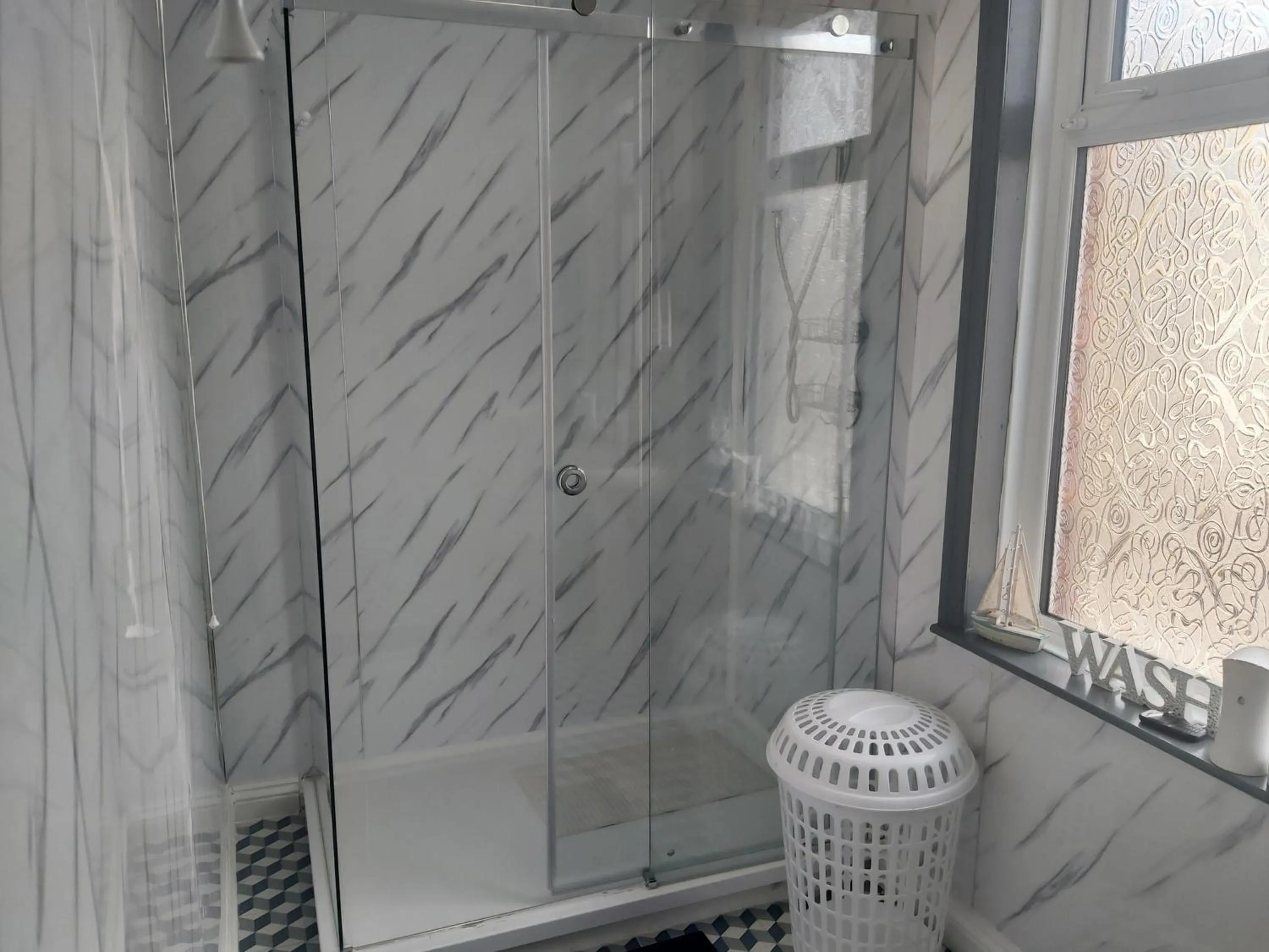 Shower in Woodville Lodge Leeds by OYO