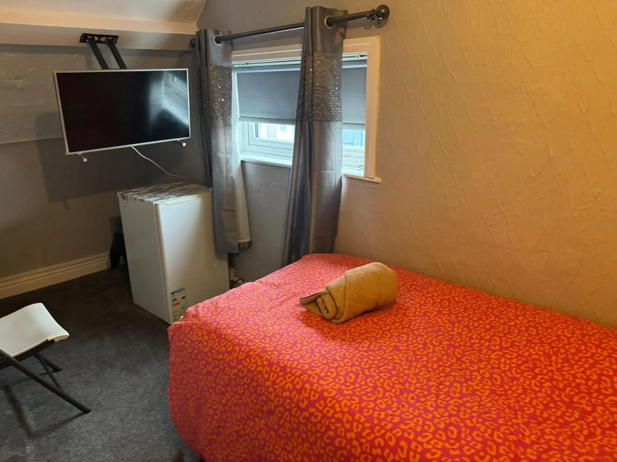 TV and multimedia, Bed in Woodville Lodge Leeds by OYO