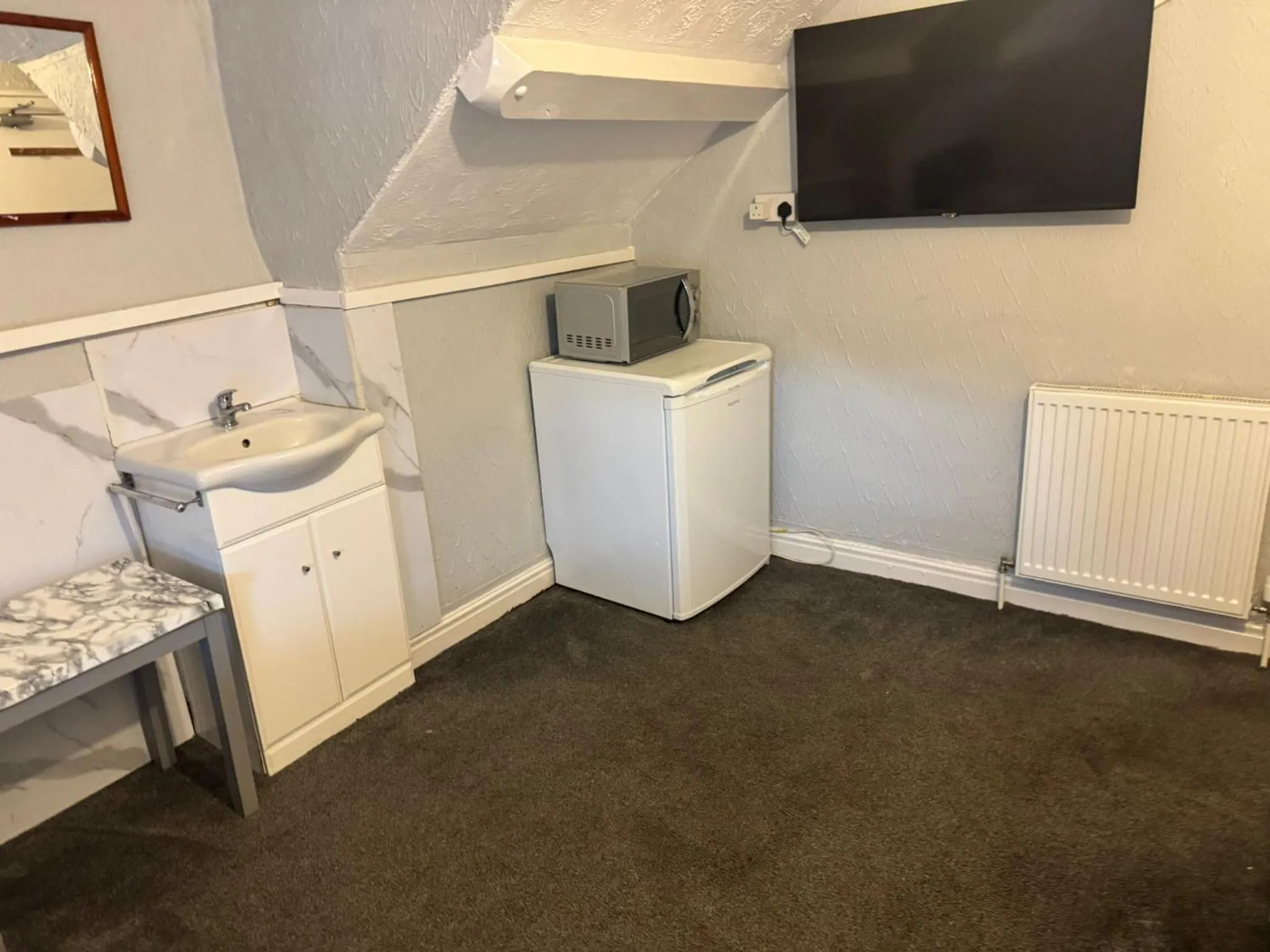 TV and multimedia in Woodville Lodge Leeds by OYO