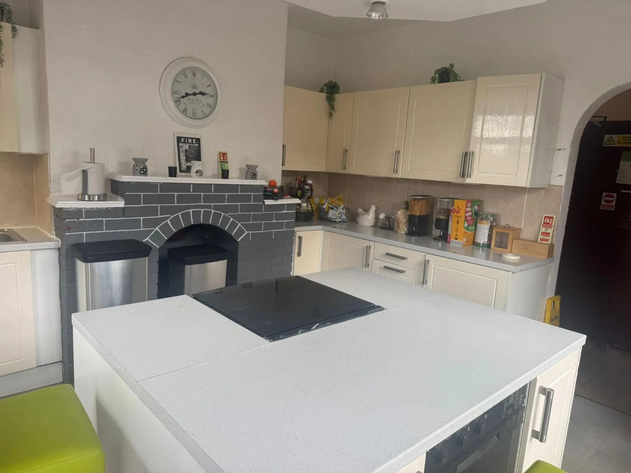 Coffee/tea facilities in Woodville Lodge Leeds by OYO