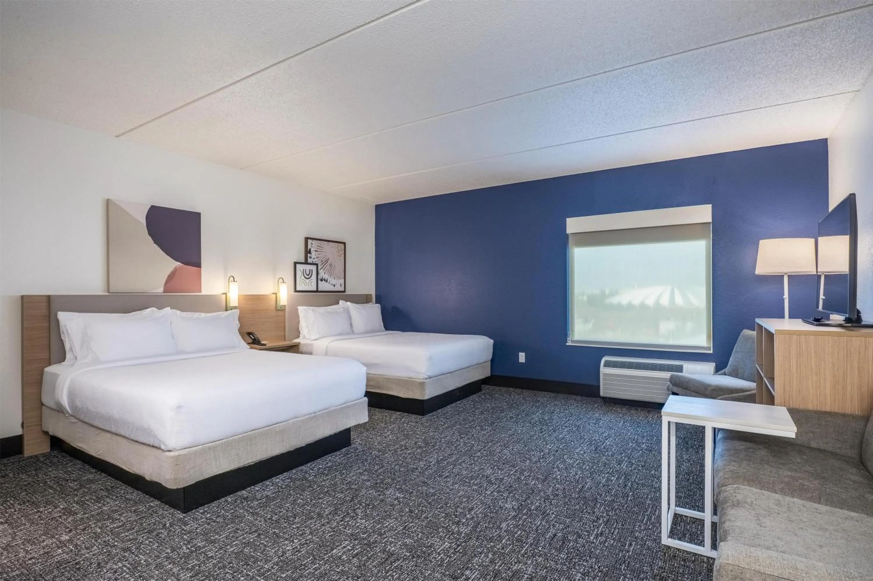 Living room, Bed in Spark By Hilton Madison Central