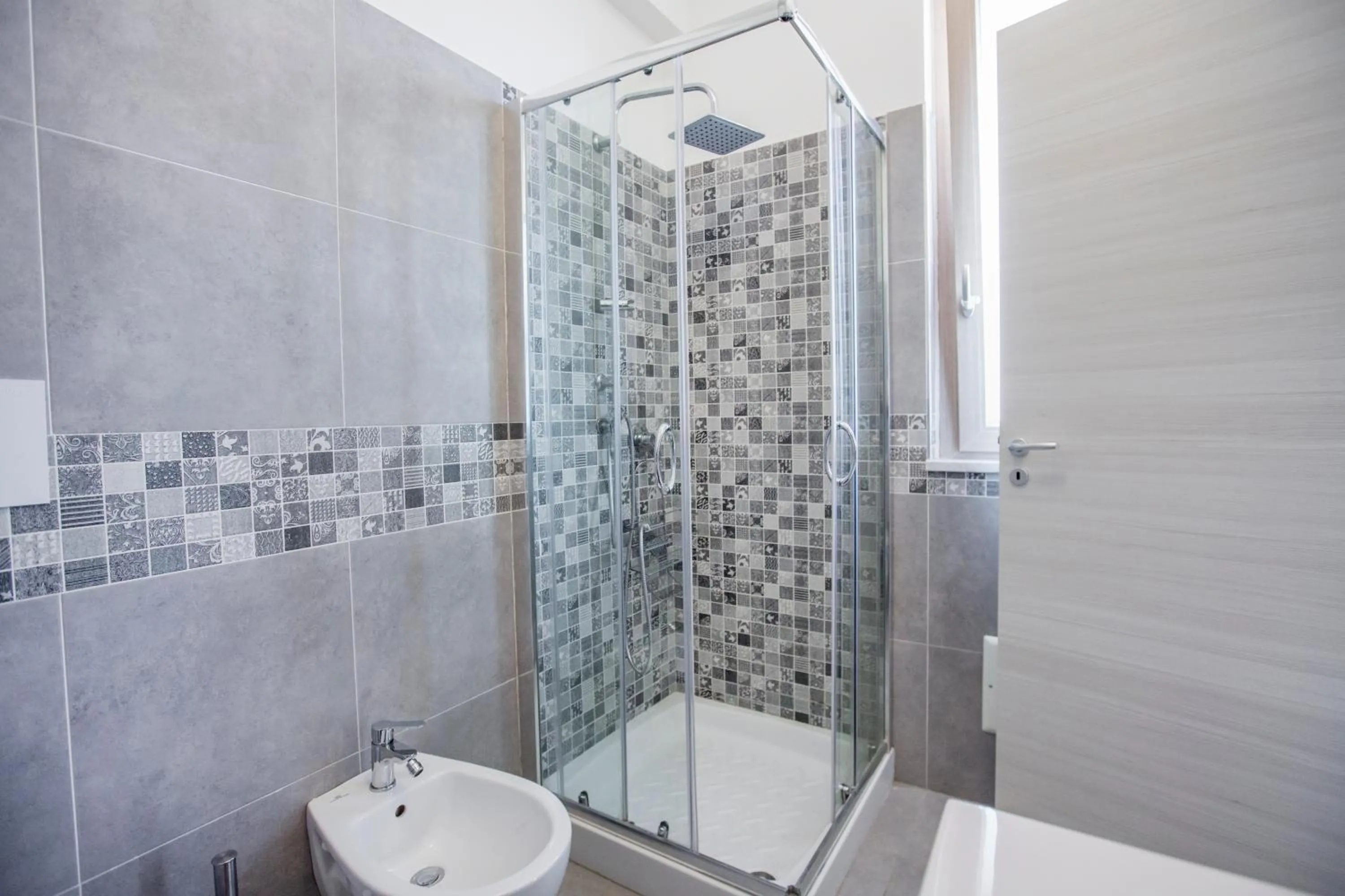 Shower in Belvedere Rent Rooms