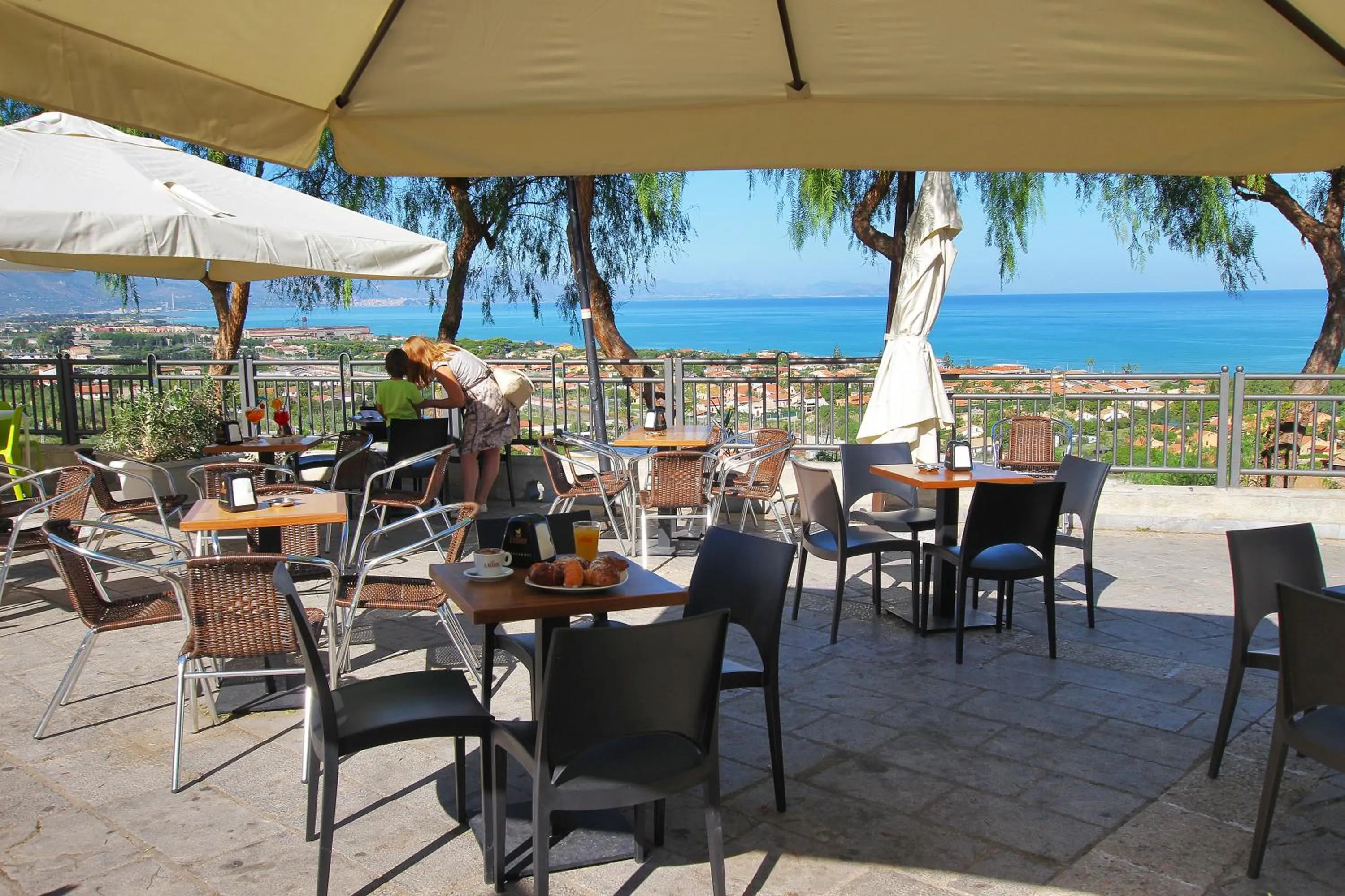 Restaurant/places to eat in Belvedere Rent Rooms