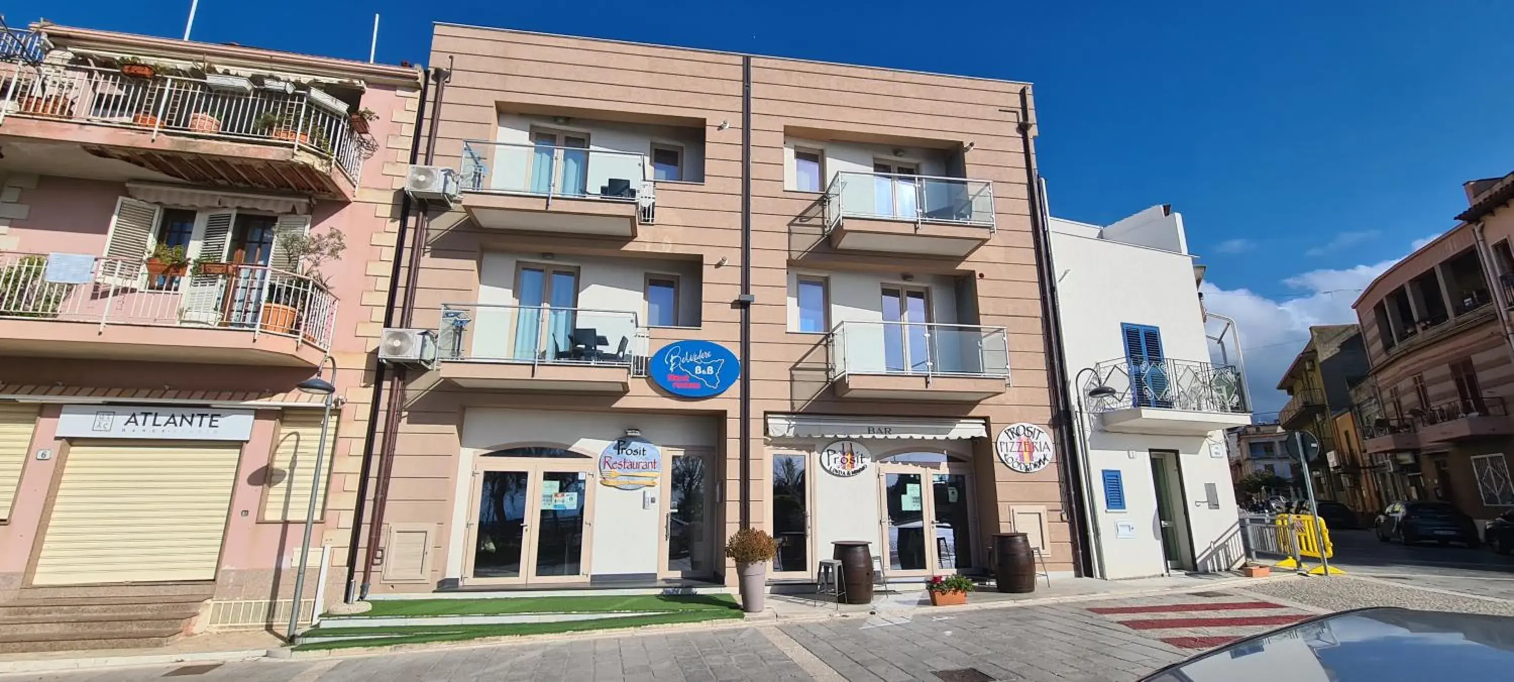 Property building in Belvedere Rent Rooms Property building in Belvedere Rent Rooms