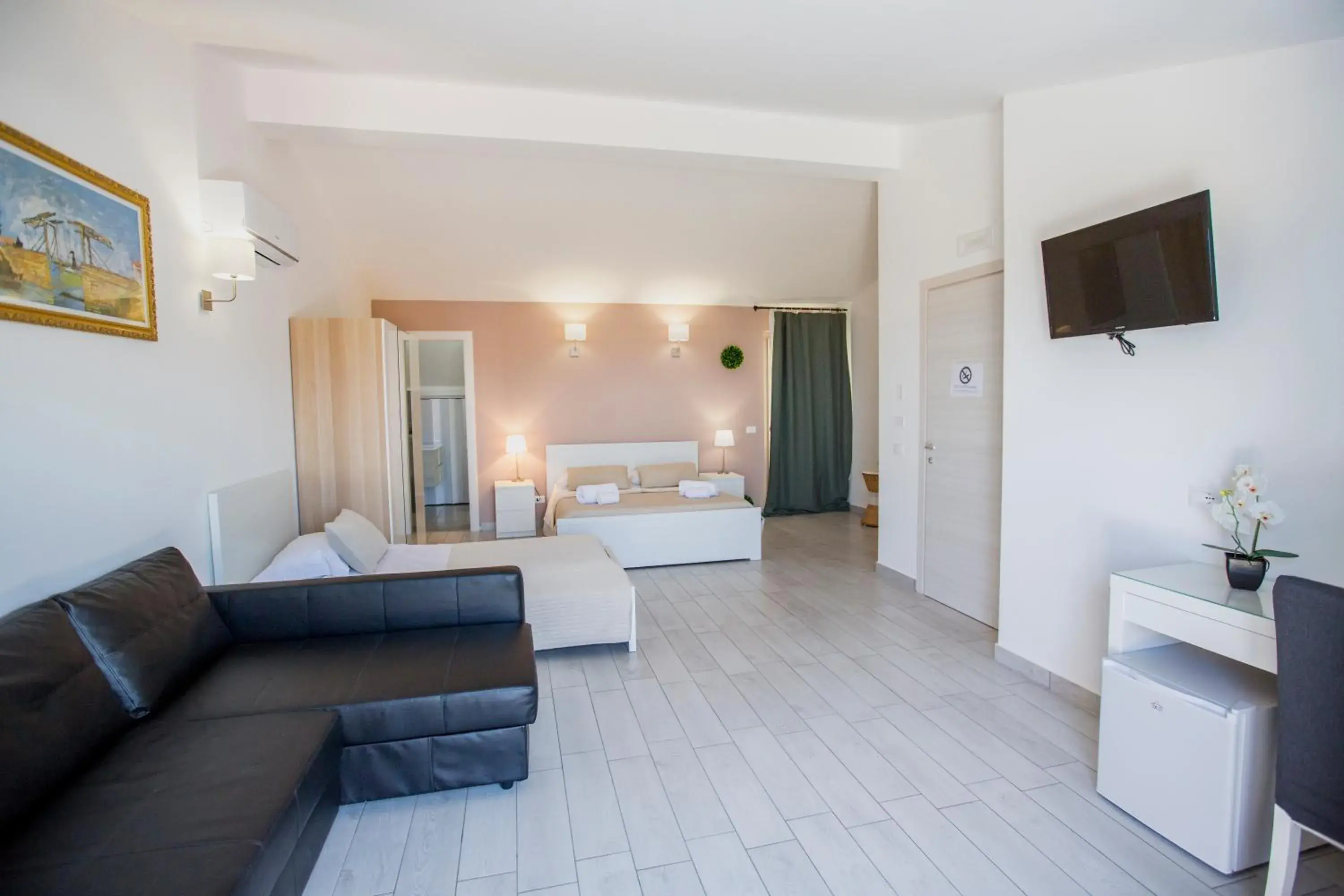 Photo of the whole room, Bed in Belvedere Rent Rooms Photo of the whole room, Bed in Belvedere Rent Rooms