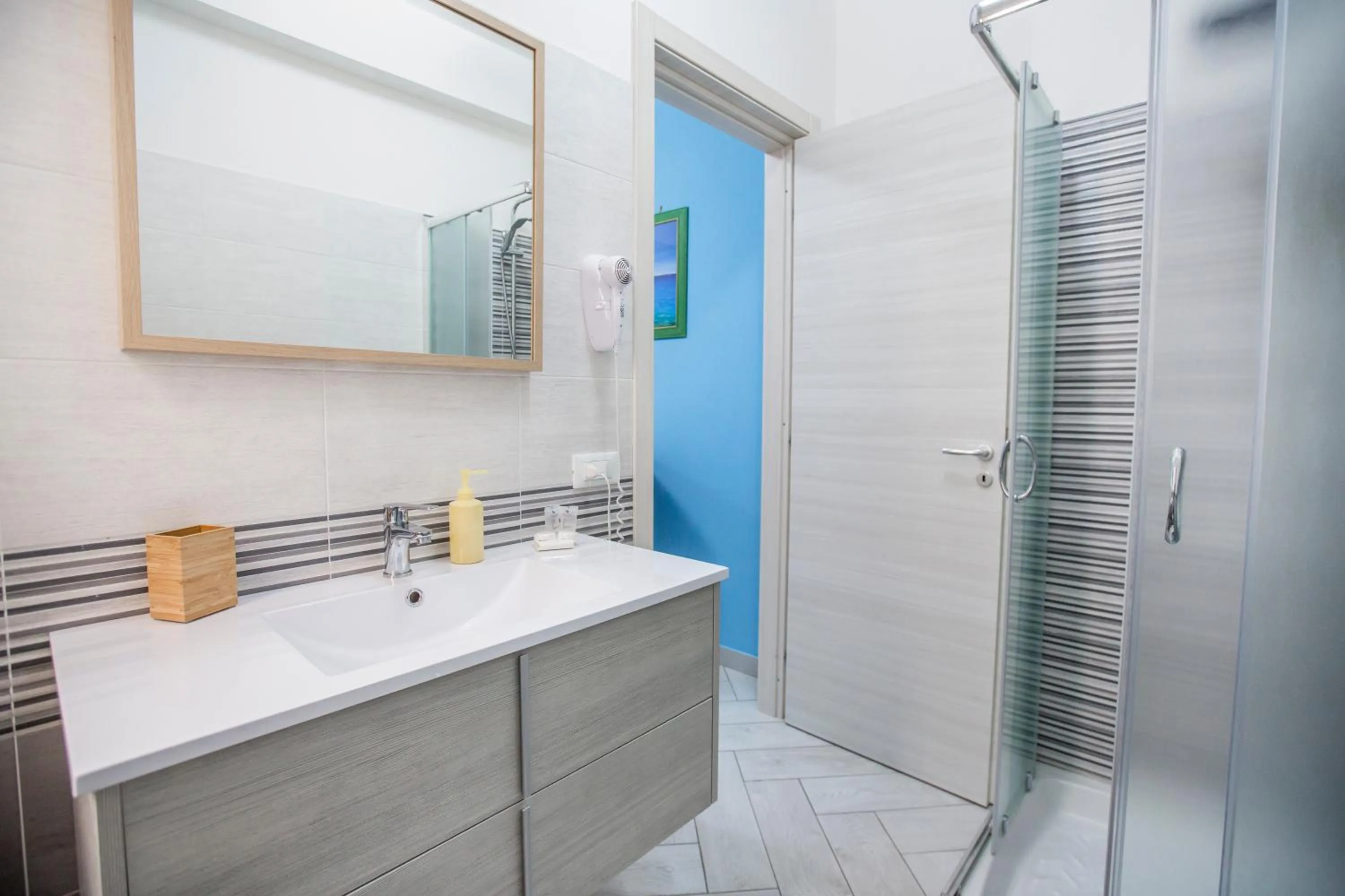 Shower in Belvedere Rent Rooms