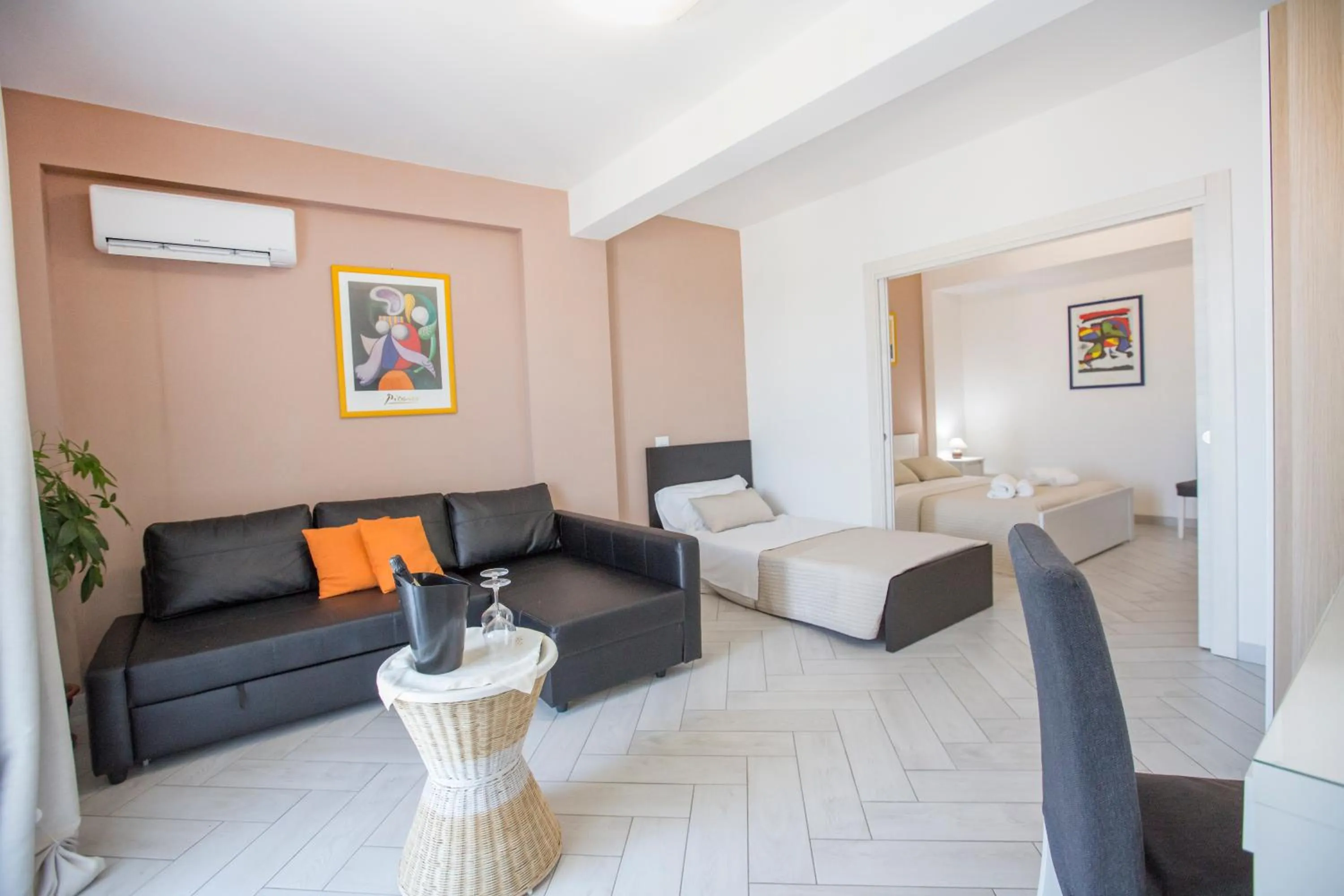 Seating area in Belvedere Rent Rooms