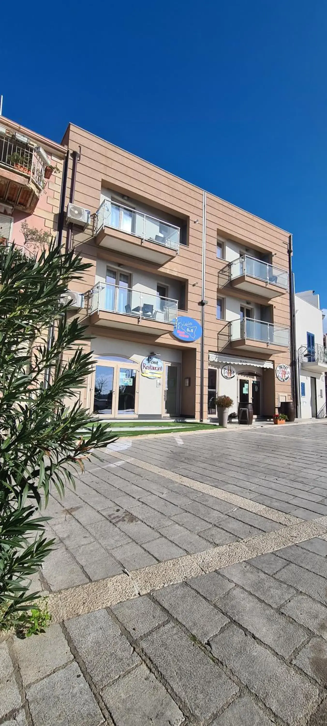 Property building in Belvedere Rent Rooms Property building in Belvedere Rent Rooms