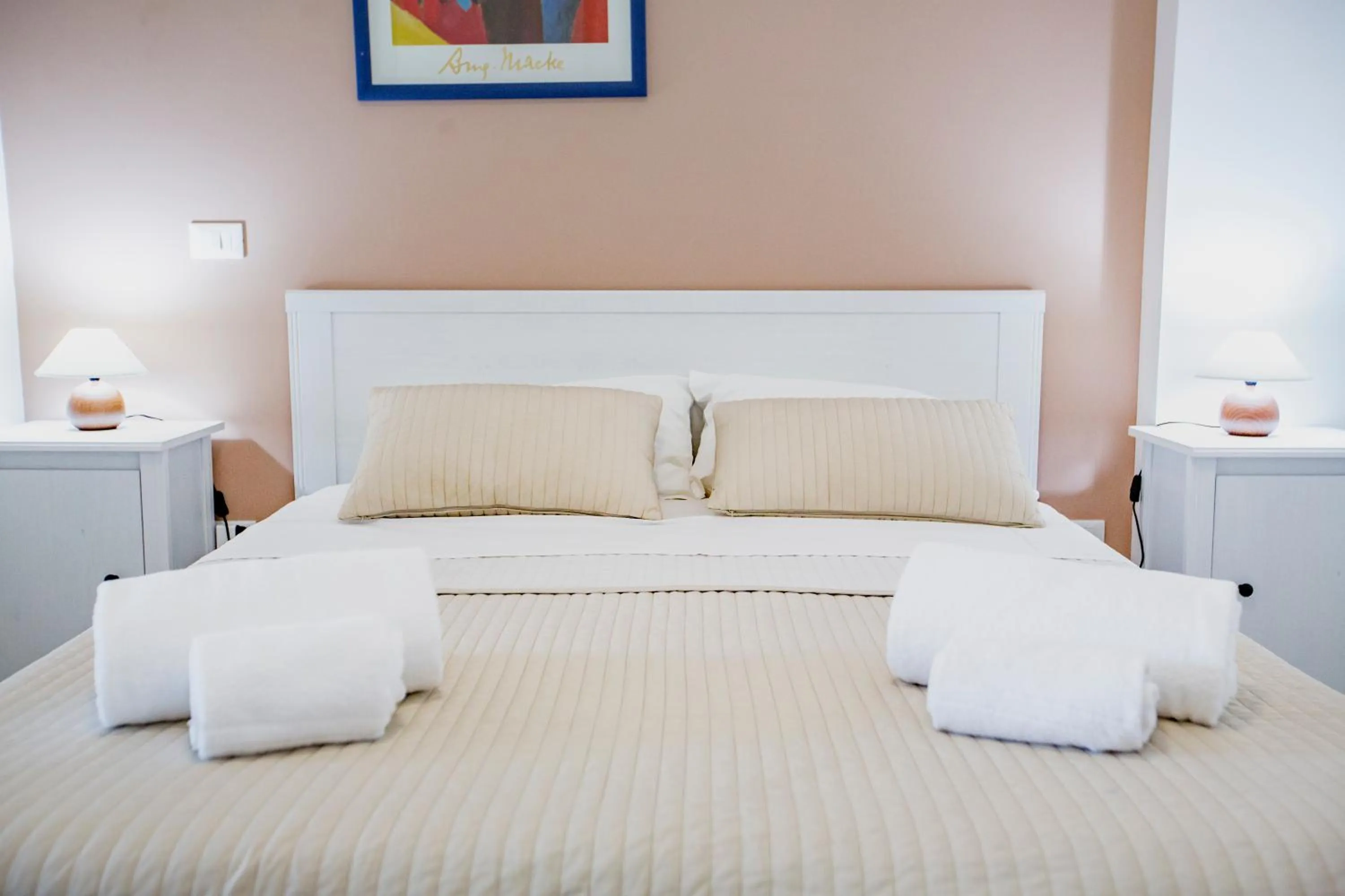 Bed in Belvedere Rent Rooms