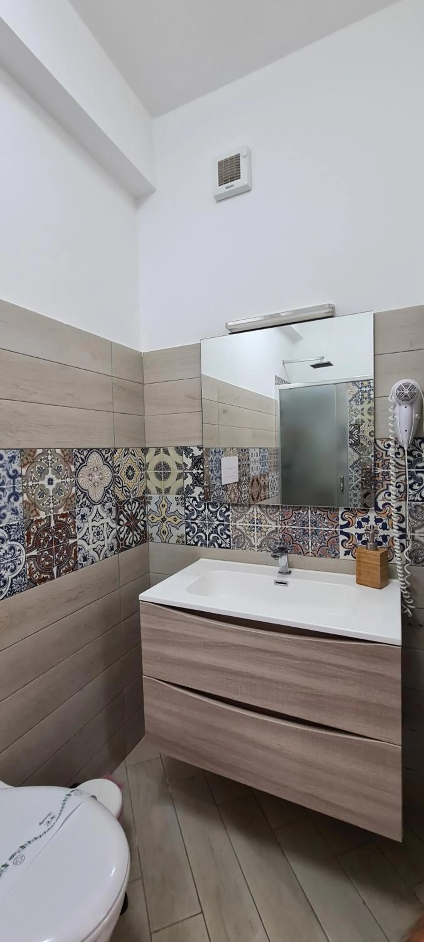 Bathroom in Belvedere Rent Rooms