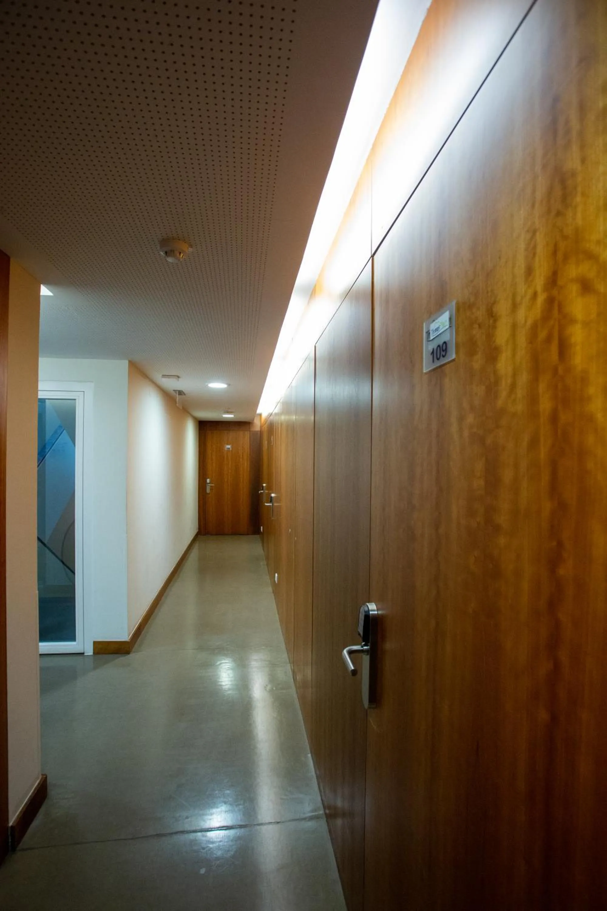 People in Room & Go by Lince