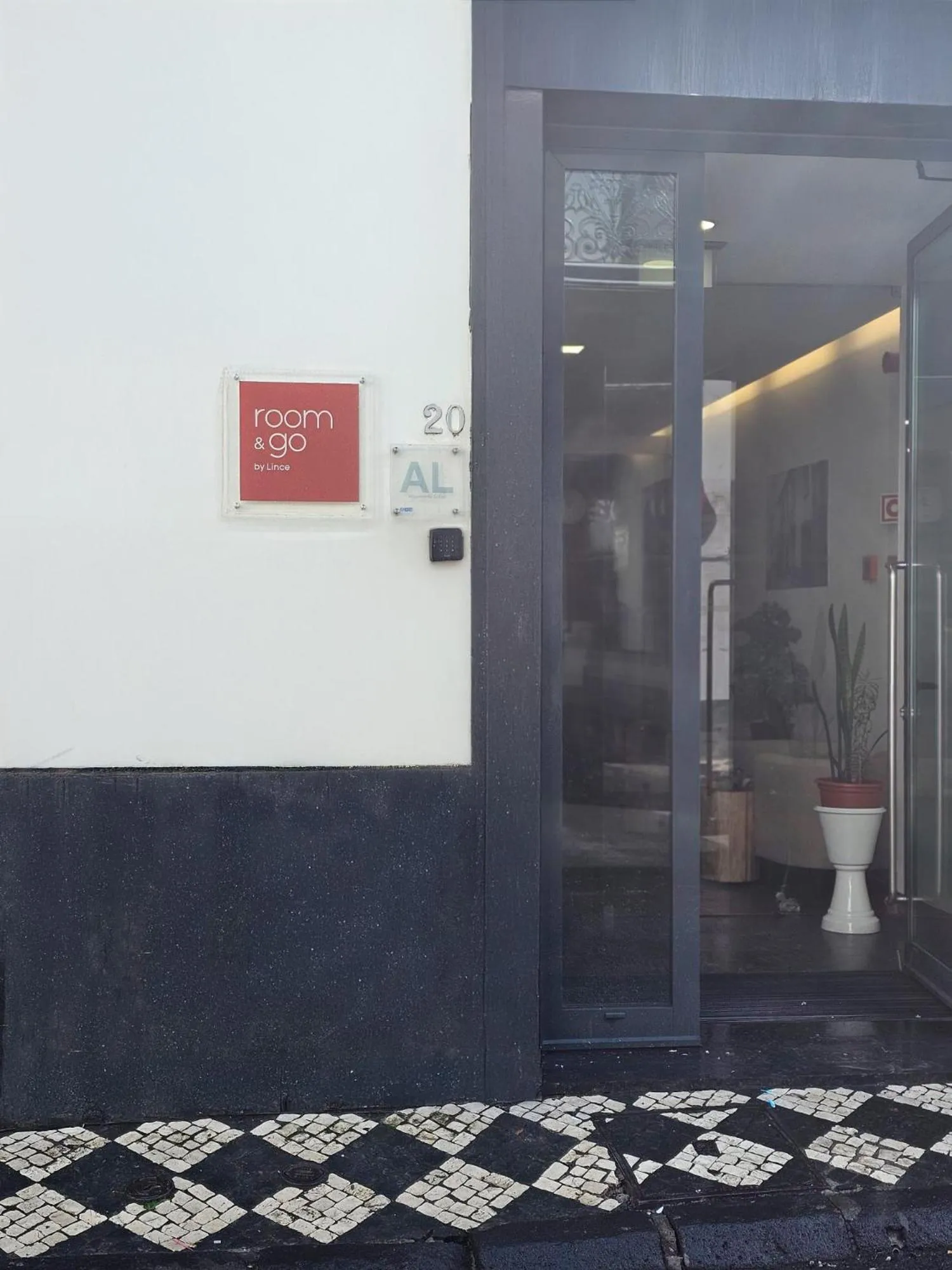 Facade/entrance in Room & Go by Lince