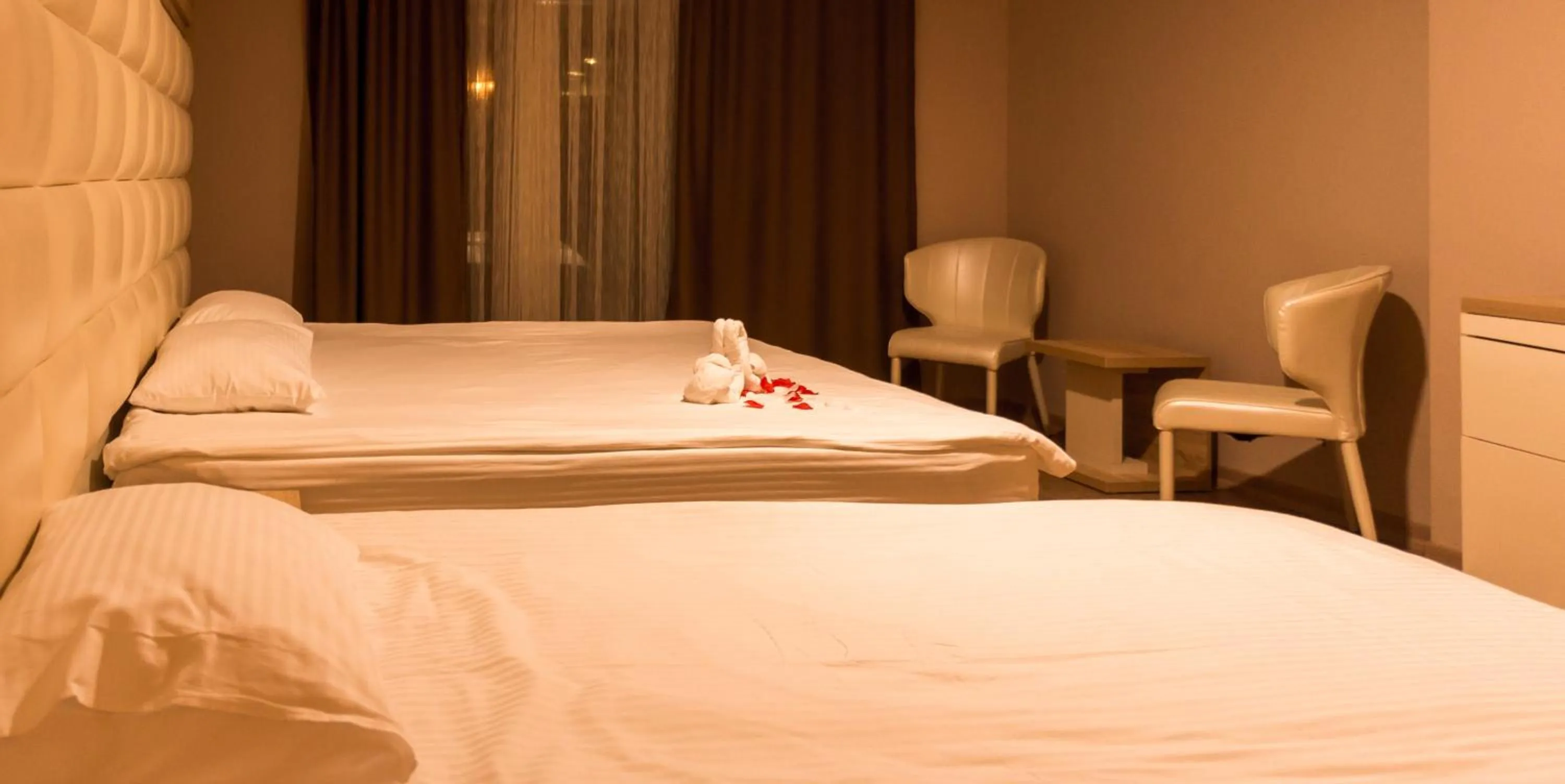 Bathroom, Bed in Mirage Hotel - Struga