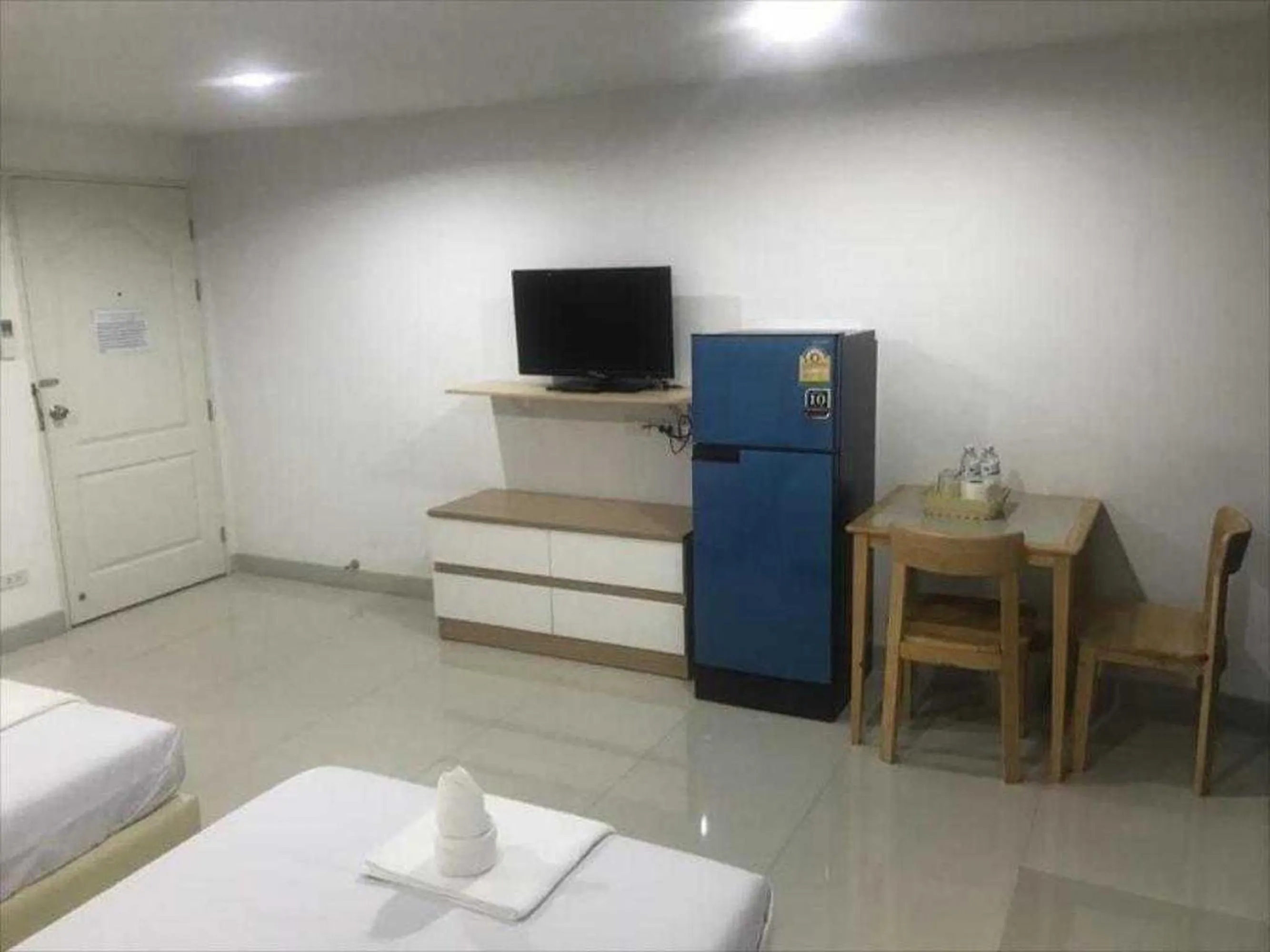 Photo of the whole room, Bed in Townhouse Siam Privi Hotel