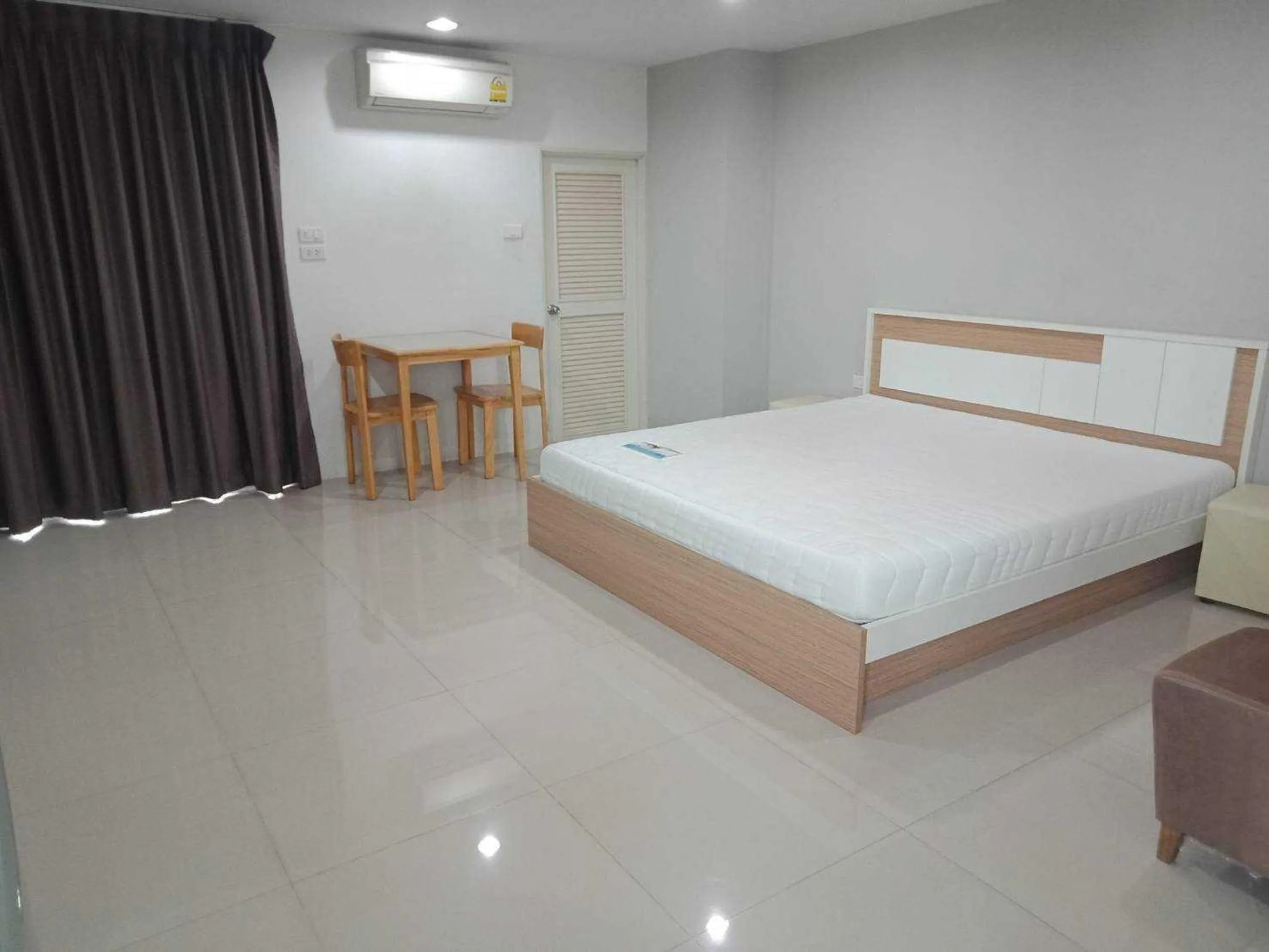 Photo of the whole room, Bed in Townhouse Siam Privi Hotel