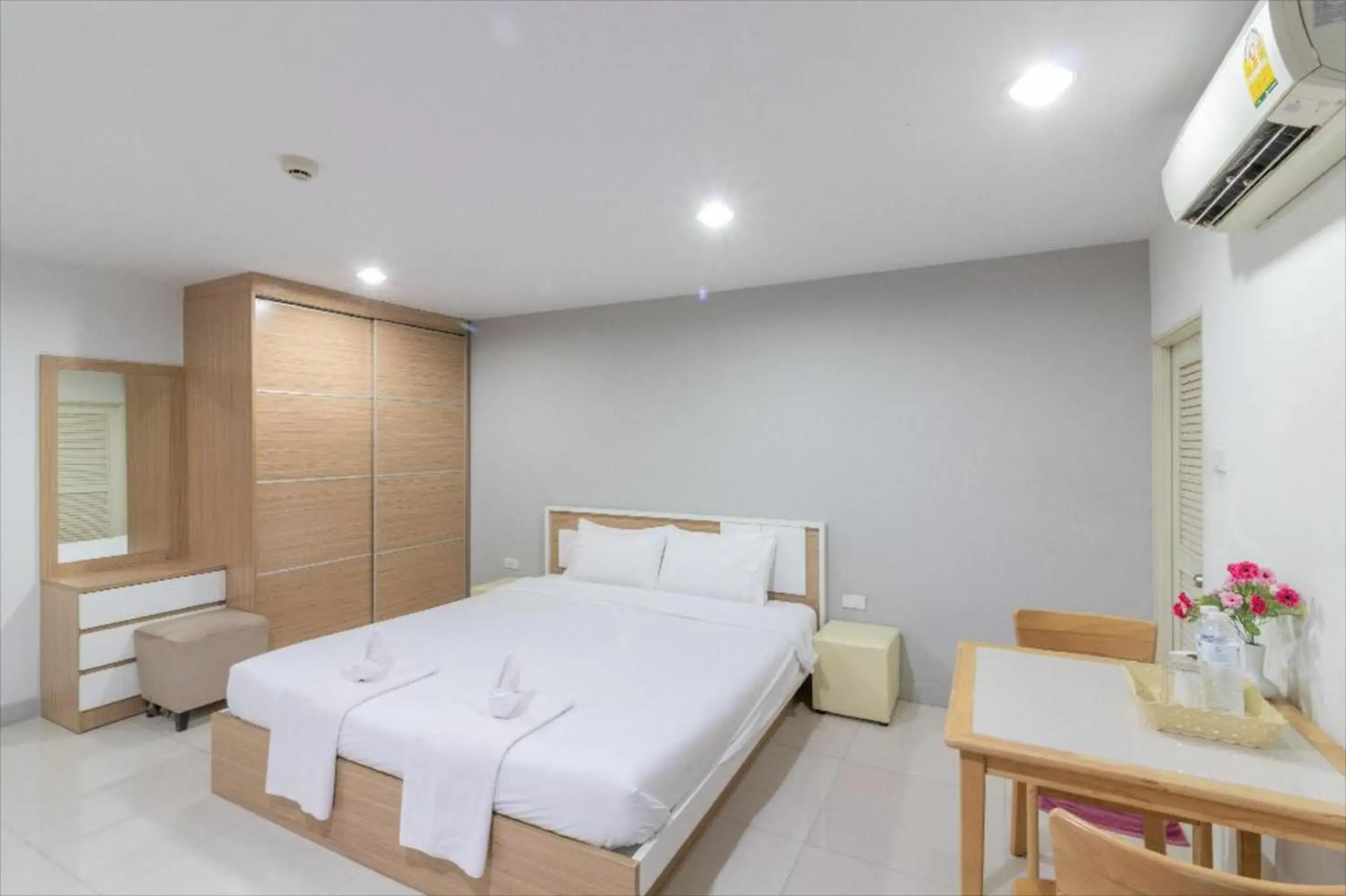 Deluxe King Room in Townhouse Siam Privi Hotel Deluxe King Room in Townhouse Siam Privi Hotel