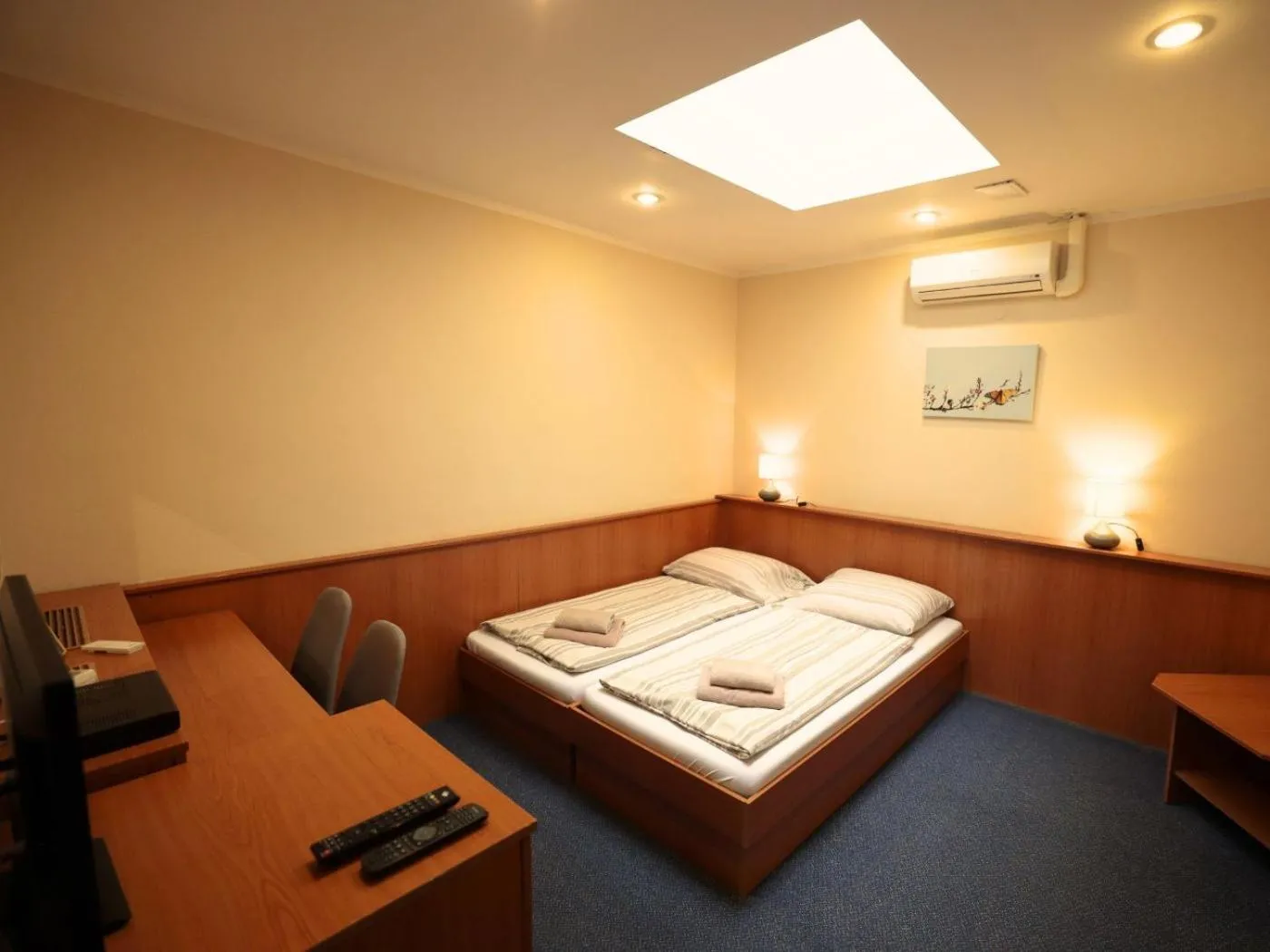 Double or Twin Room with Private Bathroom in City center