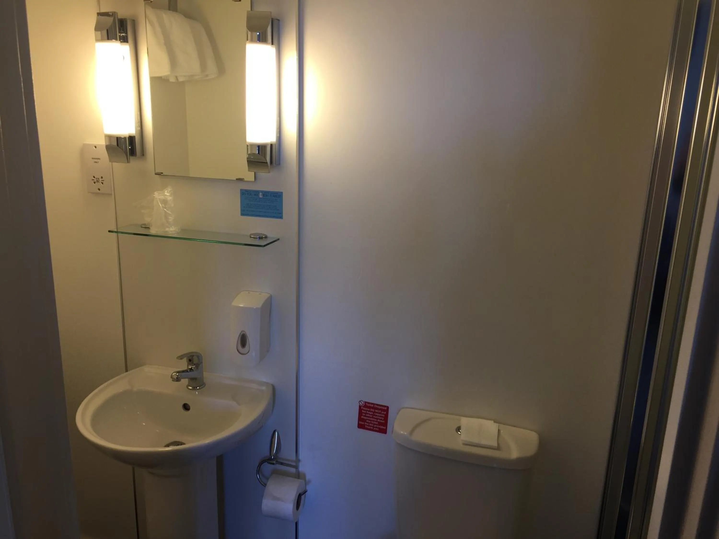 Shower in The Anchor Hotel & Bars