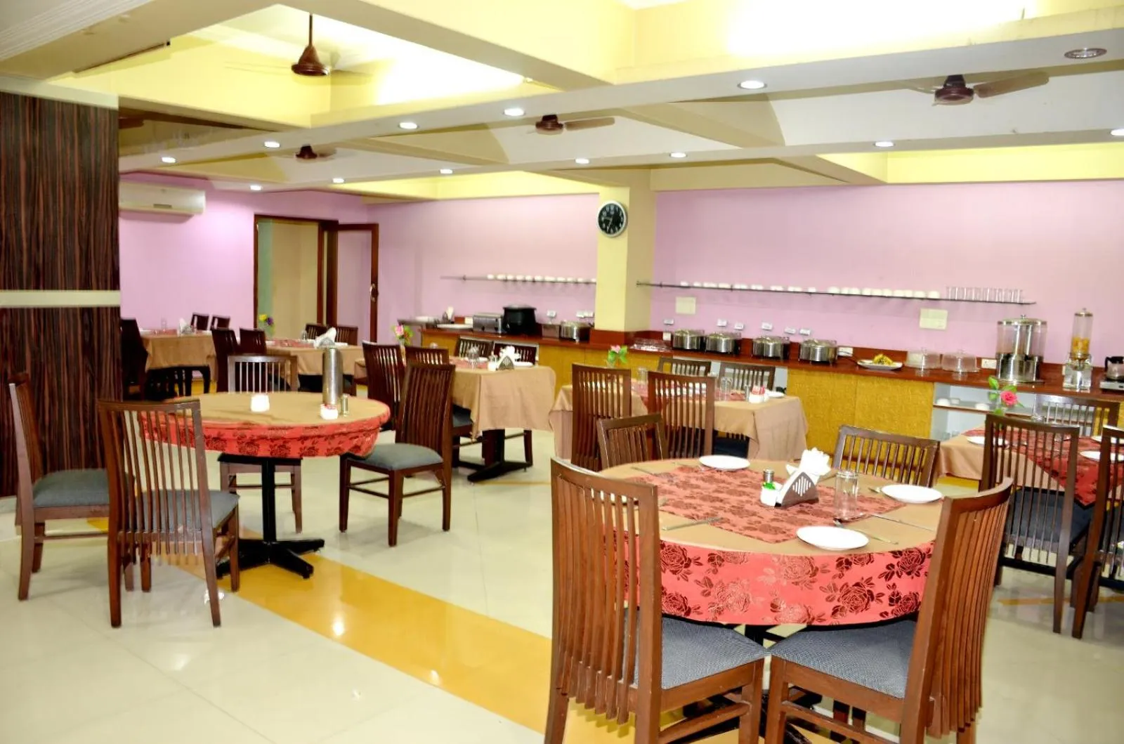 Restaurant/places to eat in Hotel Heeralal