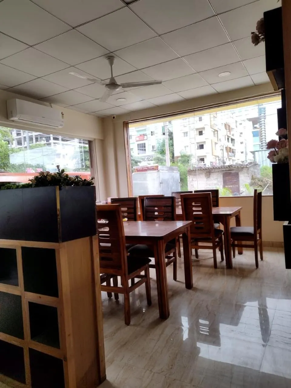 Restaurant/places to eat in Yellow Sapphire Hotel Hitech City