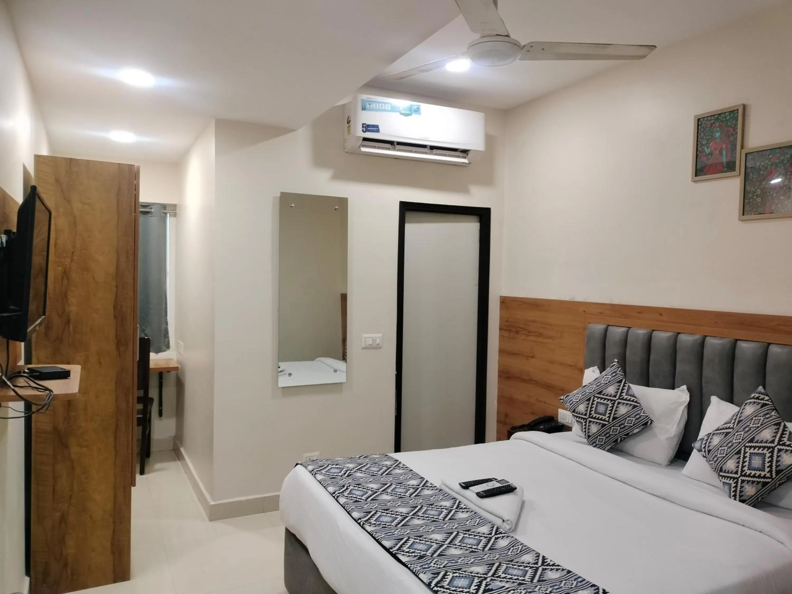 Bed in Yellow Sapphire Hotel Hitech City