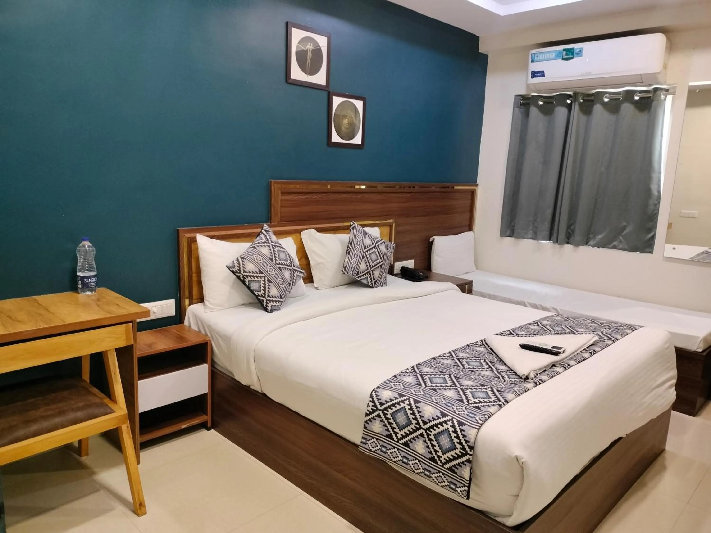 Family, Bed in Yellow Sapphire Hotel Hitech City