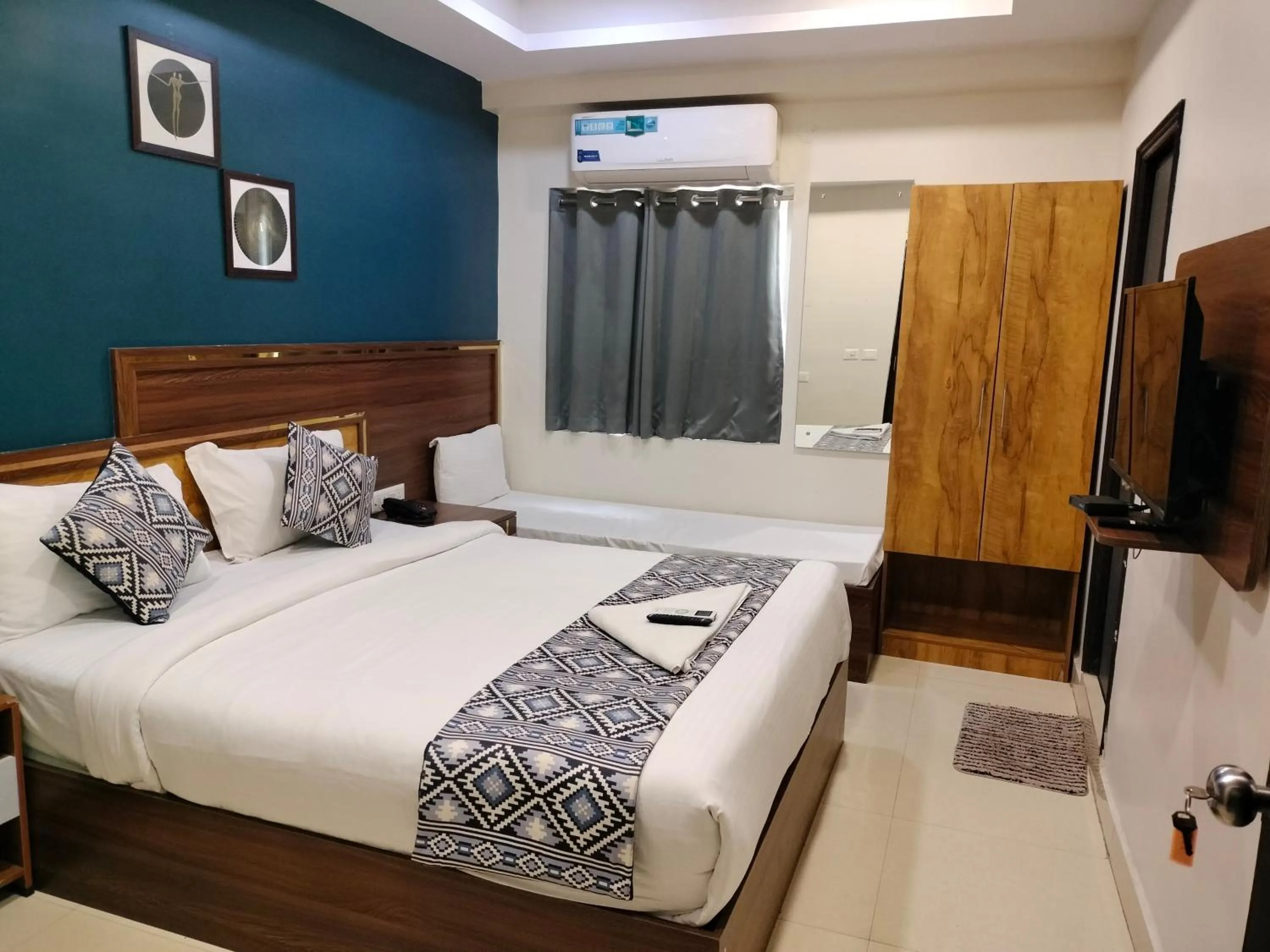 Family, Bed in Yellow Sapphire Hotel Hitech City