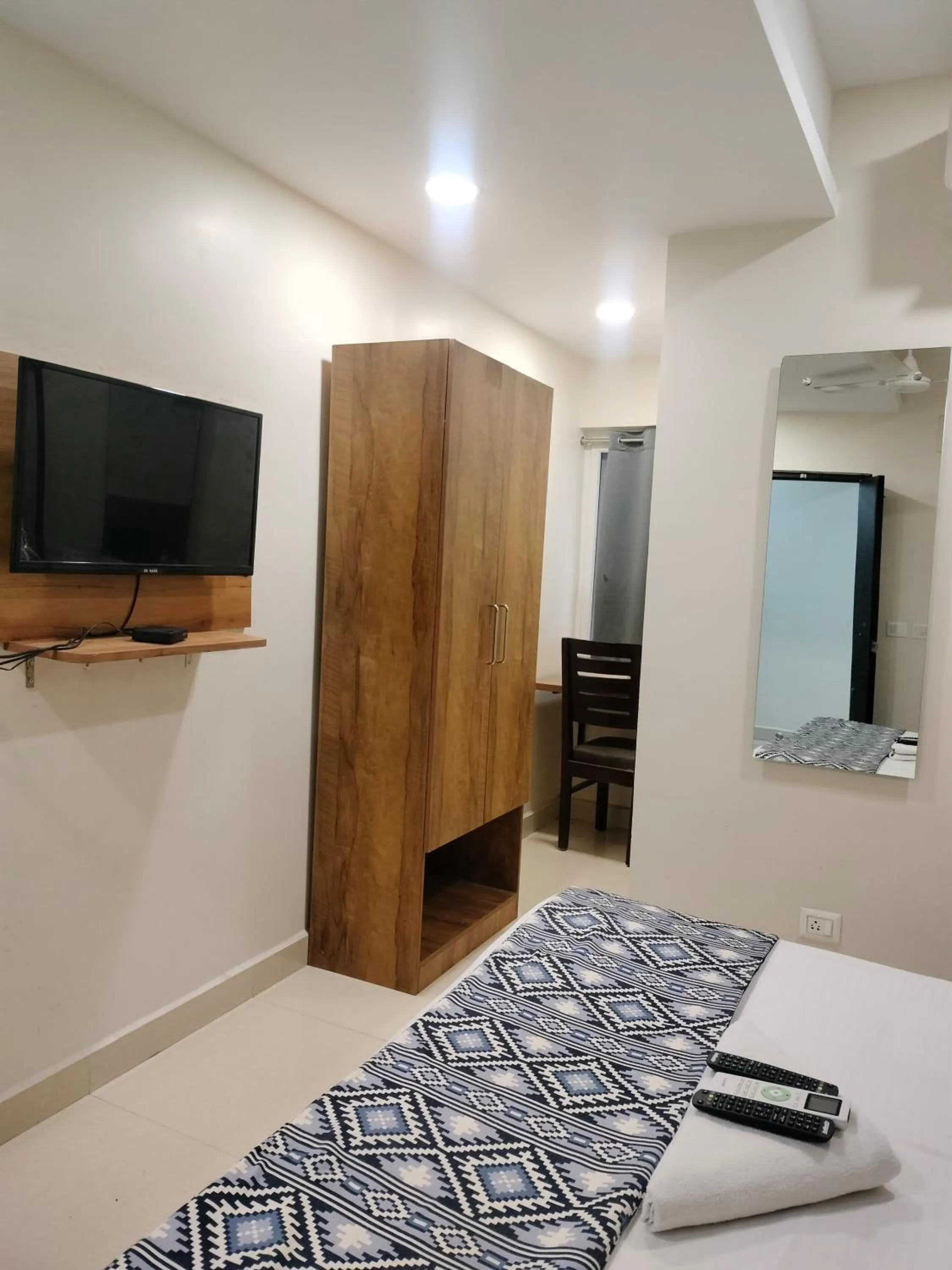 wardrobe, Bed in Yellow Sapphire Hotel Hitech City