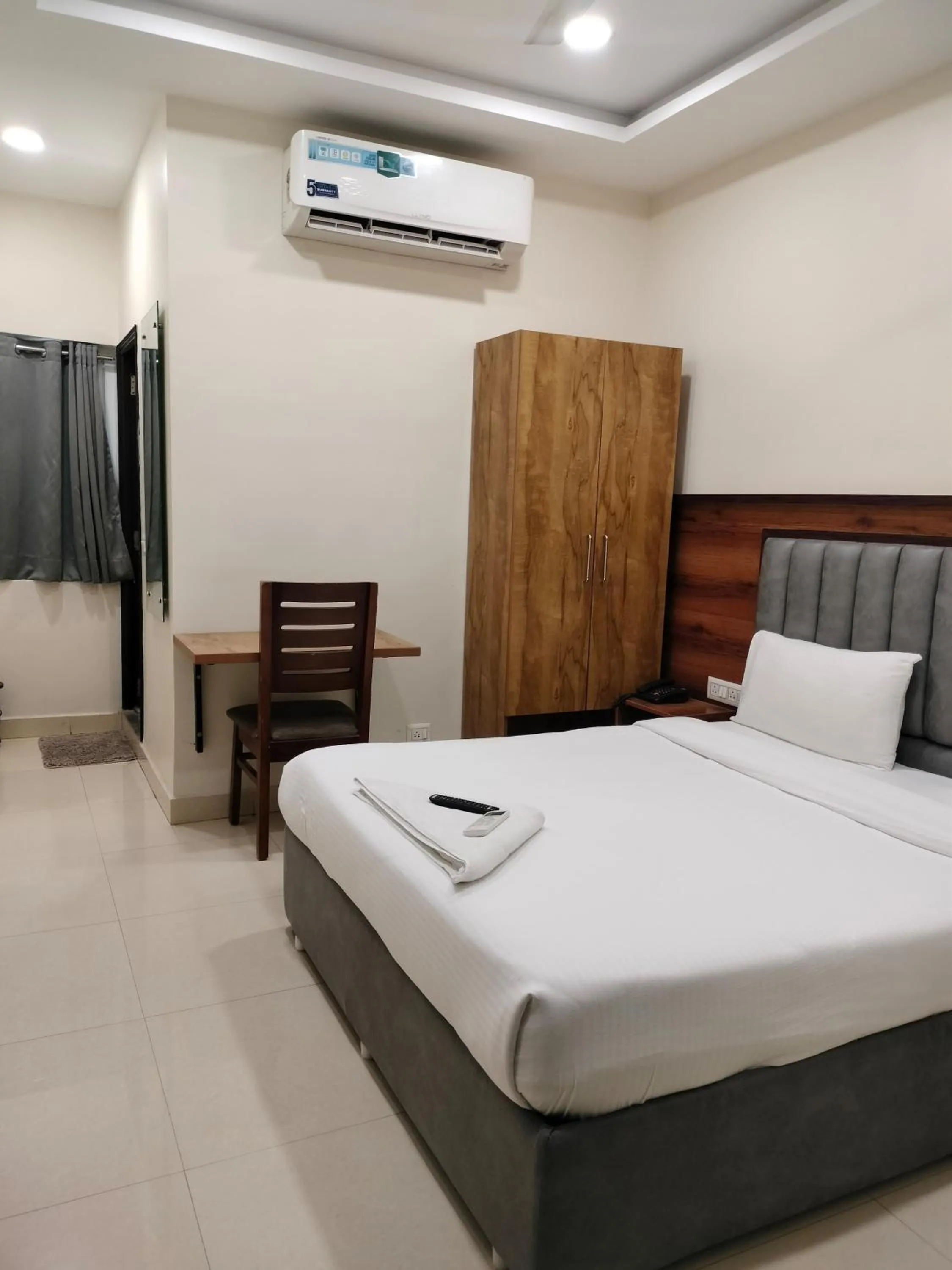 Bedroom, Bed in Yellow Sapphire Hotel Hitech City