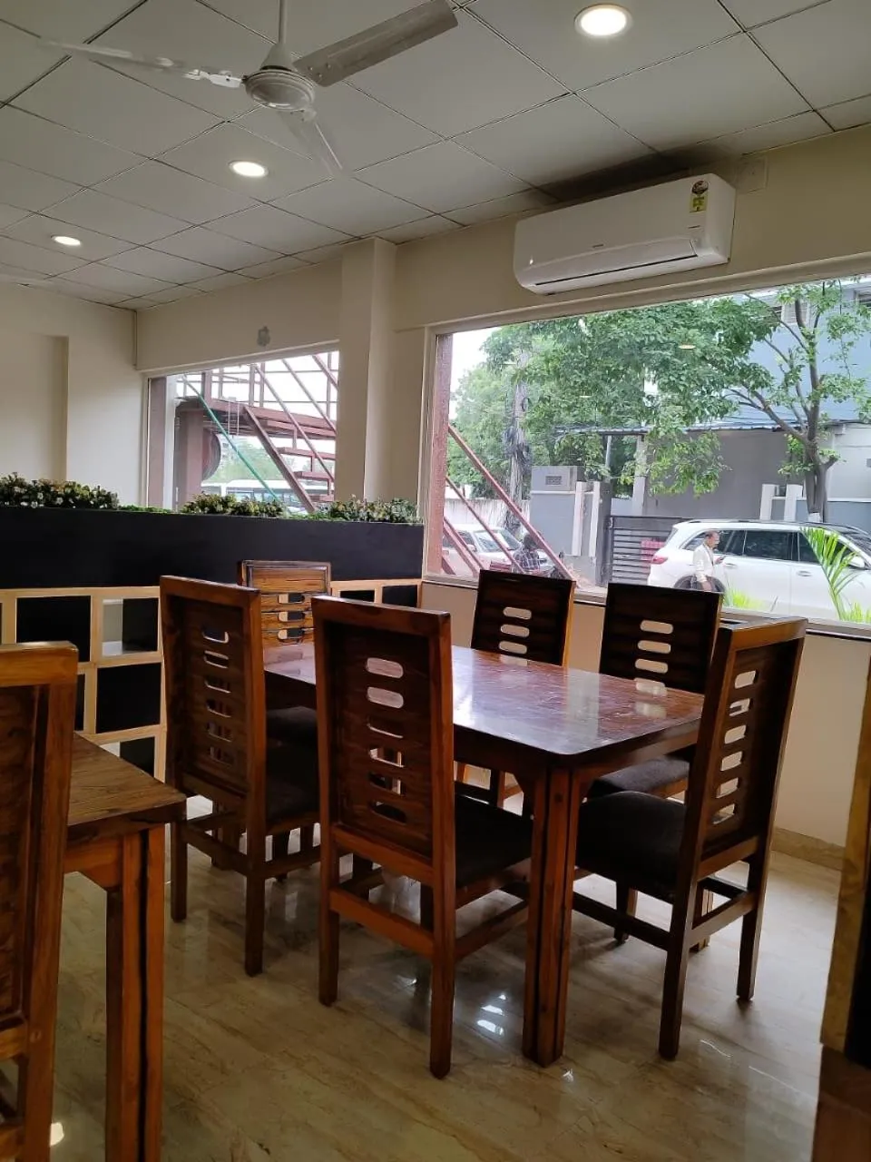 Restaurant/places to eat in Yellow Sapphire Hotel Hitech City