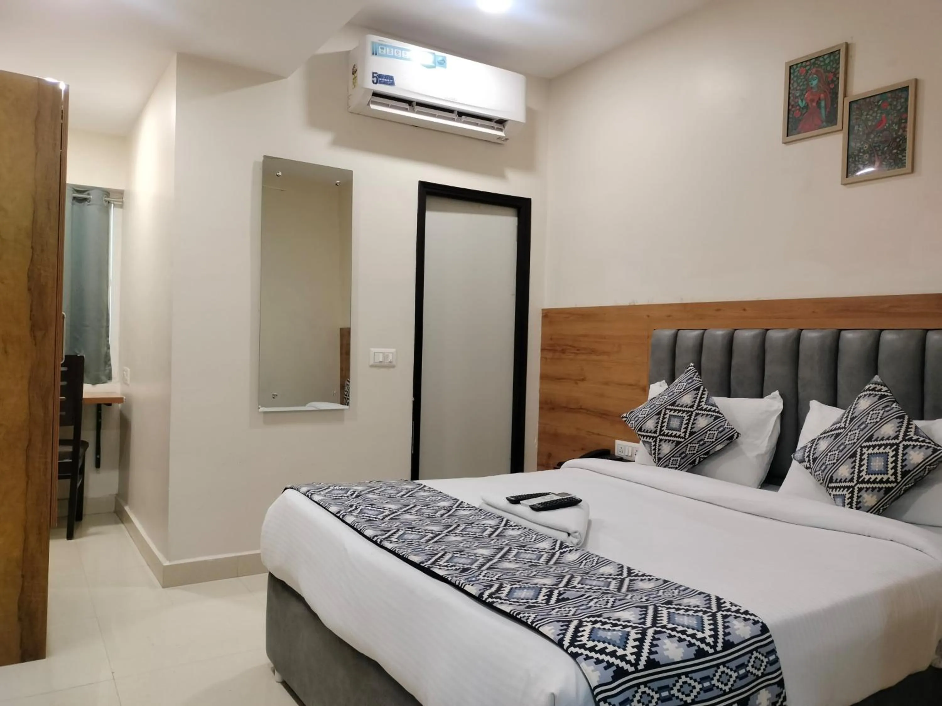 Bedroom, Bed in Yellow Sapphire Hotel Hitech City