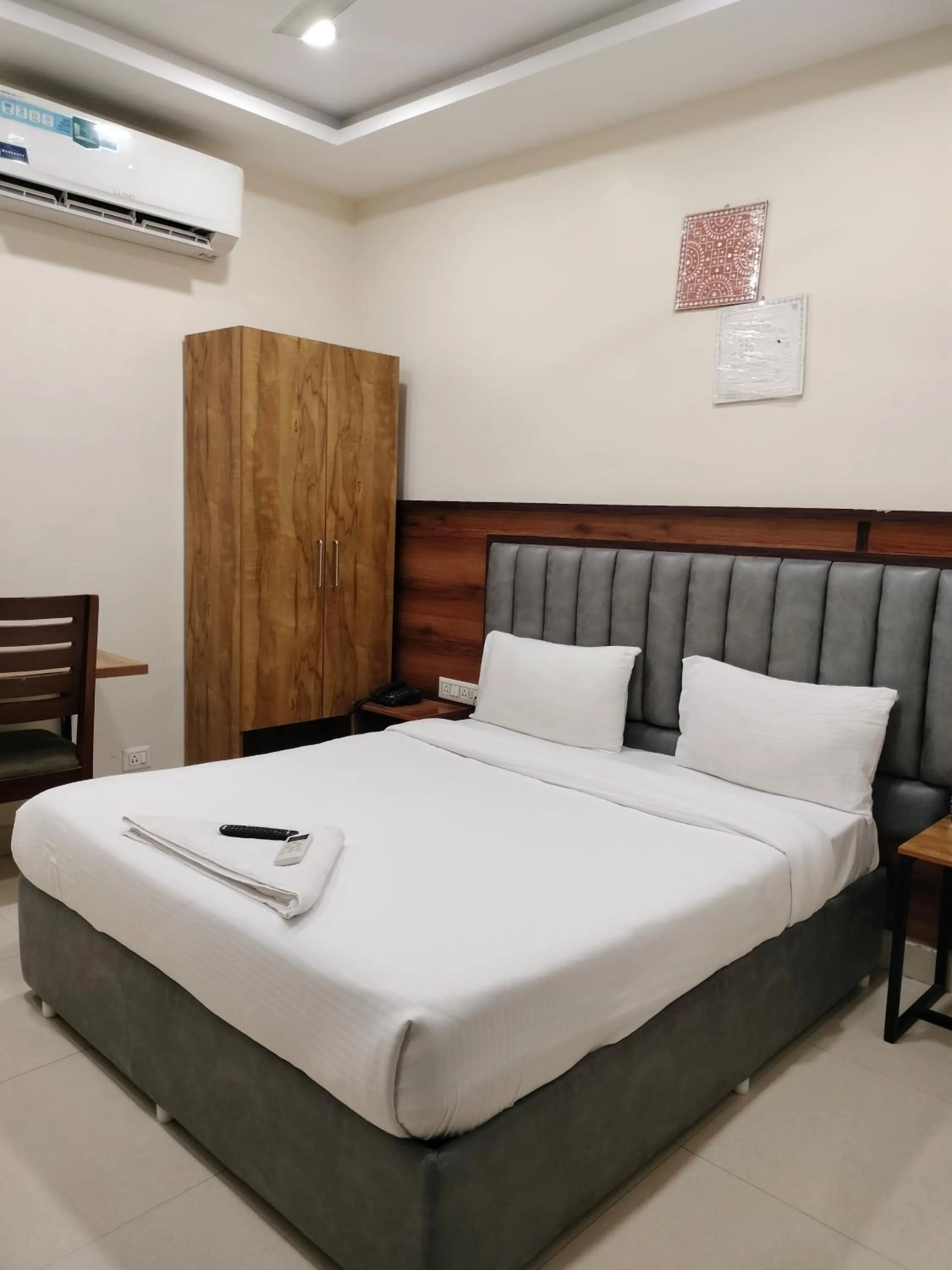 Bedroom, Bed in Yellow Sapphire Hotel Hitech City
