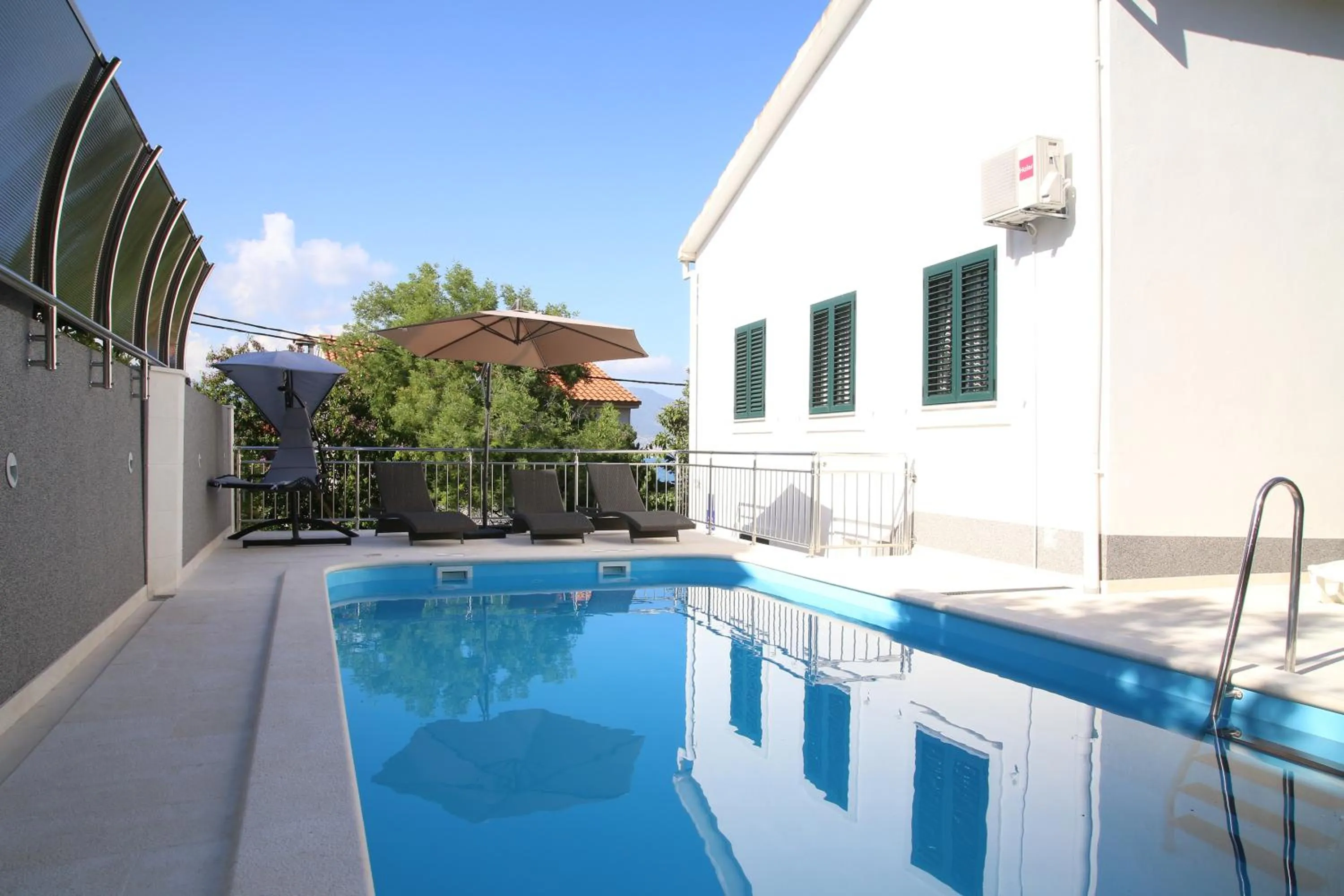 Swimming pool in Luxury House with Pool
