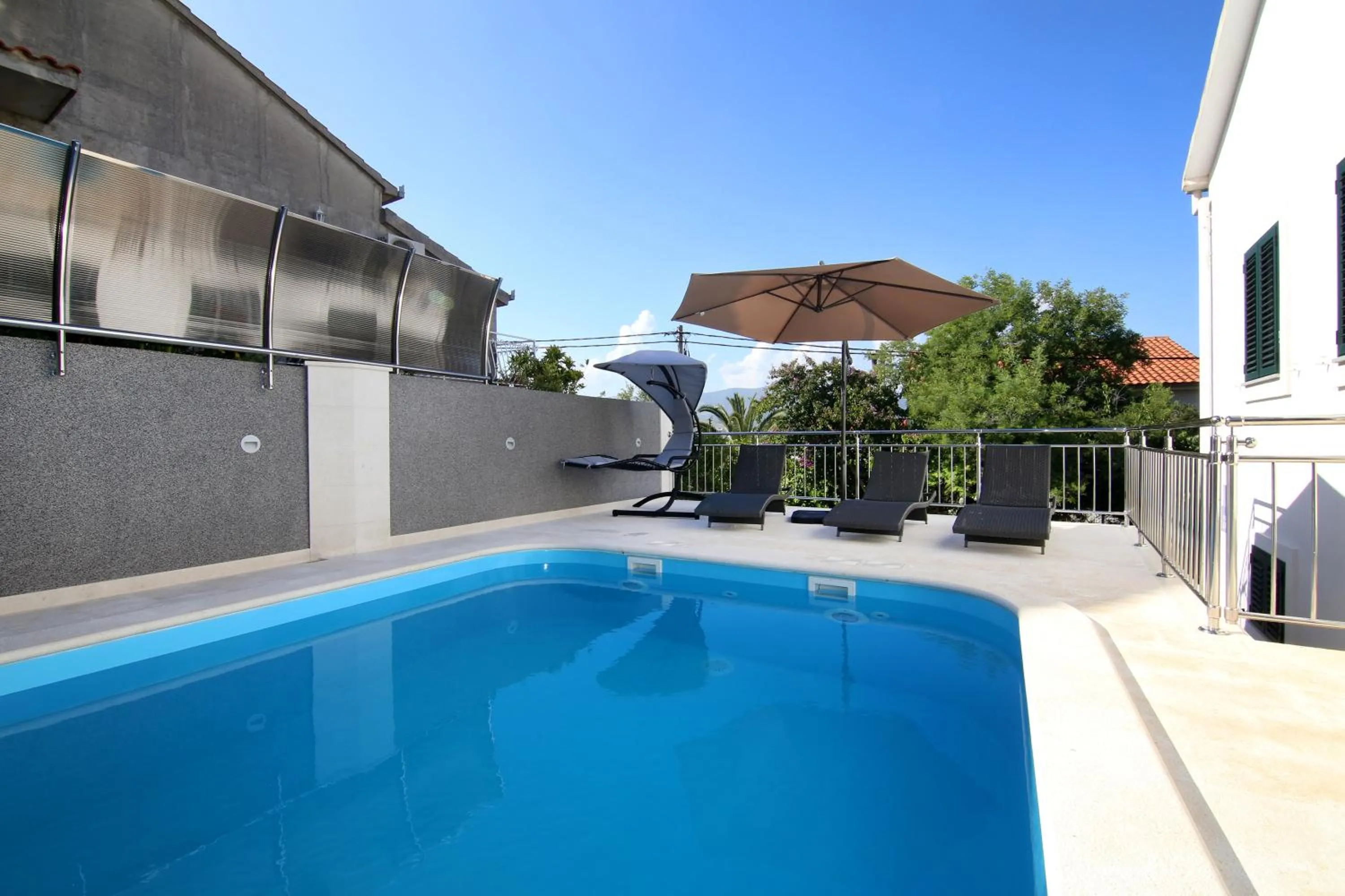 Swimming pool in Luxury House with Pool