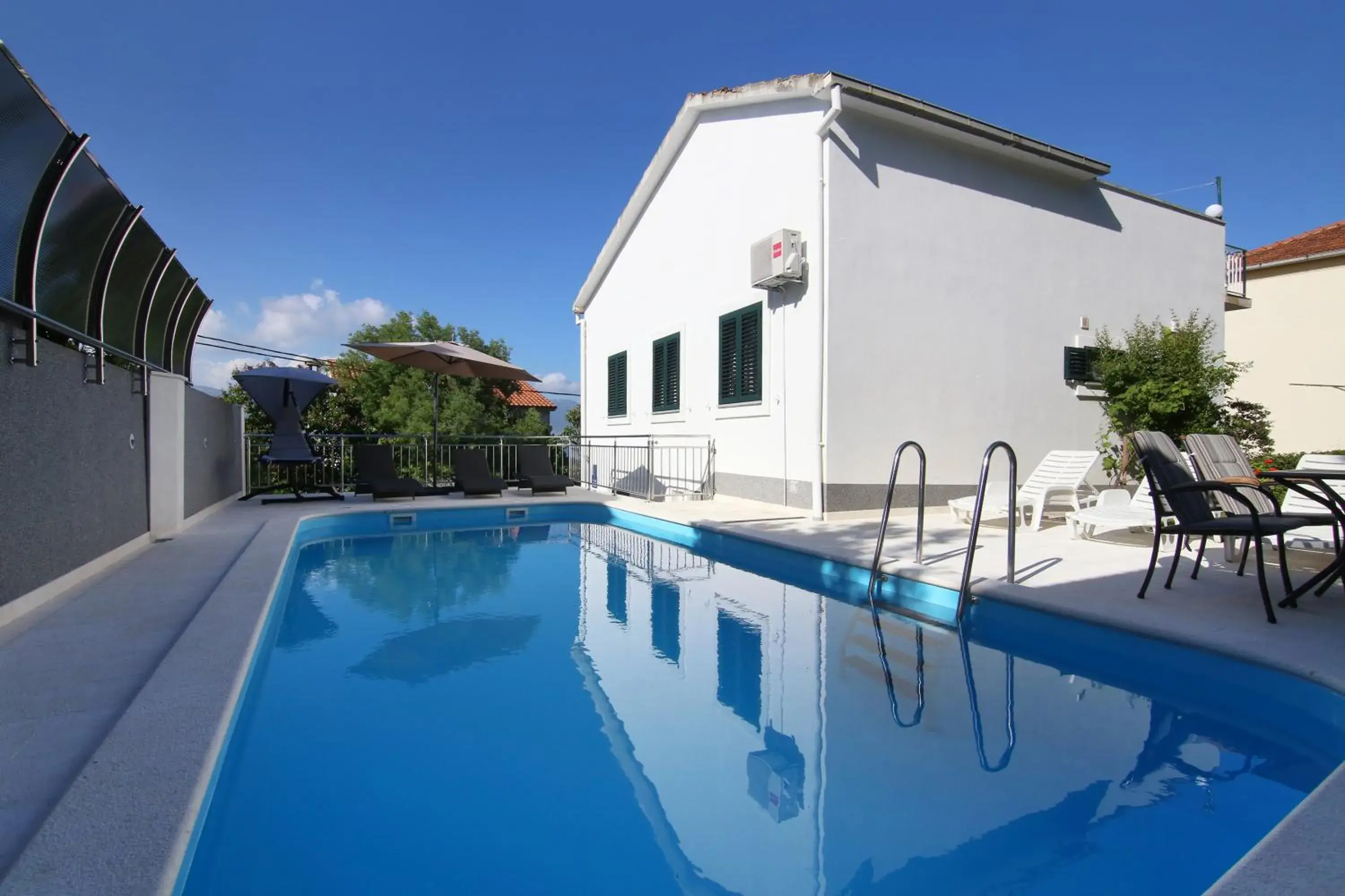 Luxury House with Pool Luxury House with Pool