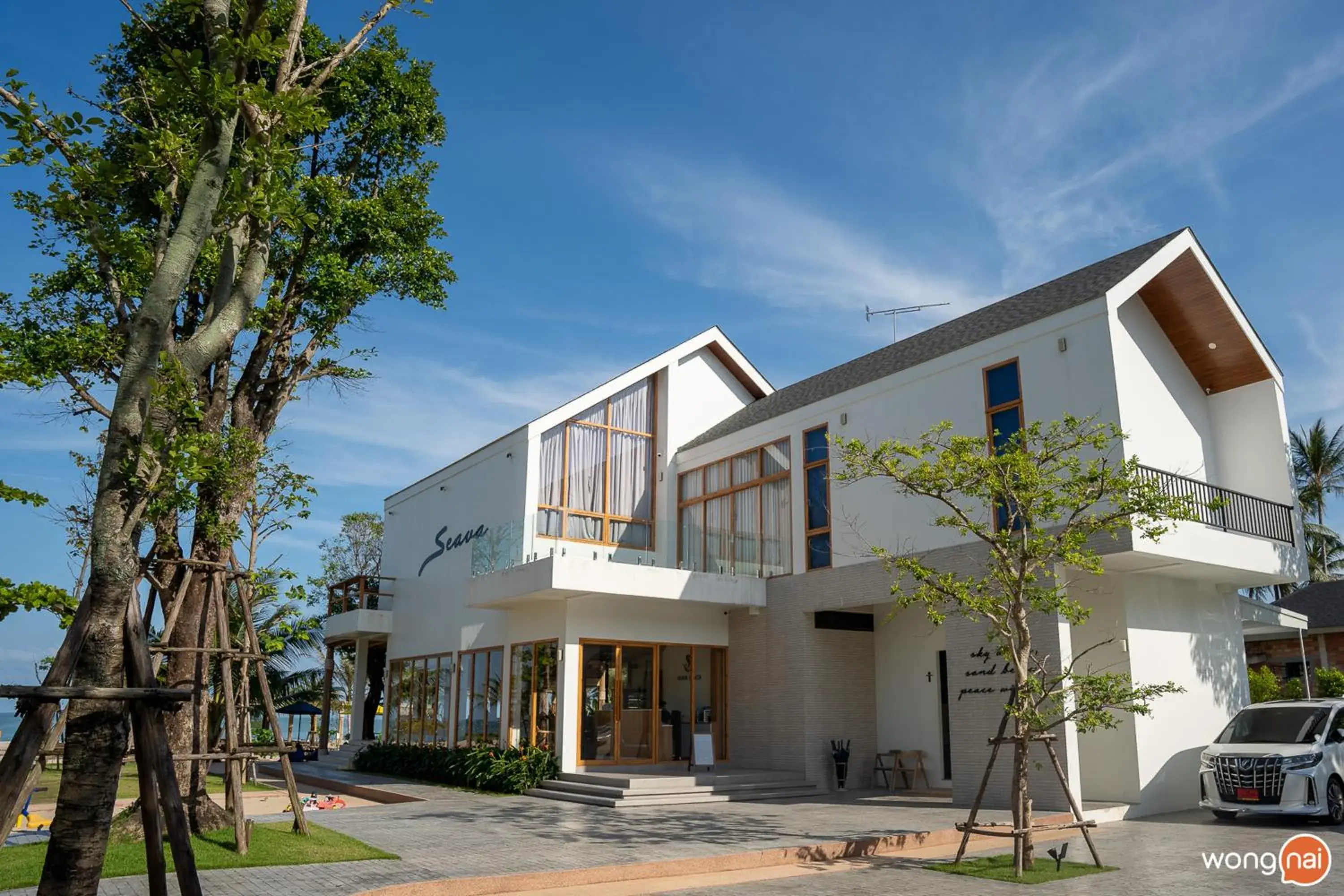 Property building in Seava Beach Property building in Seava Beach