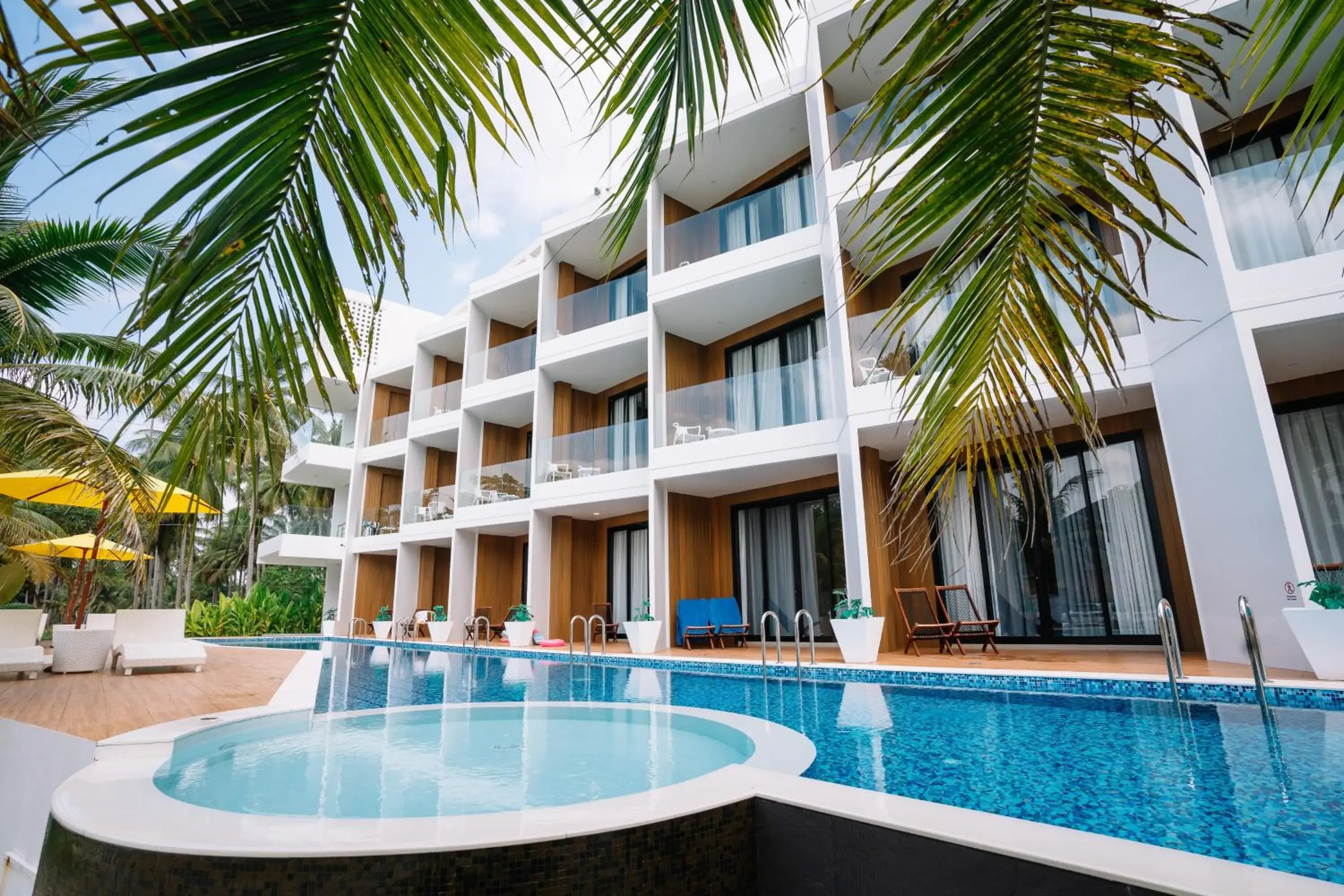 Property building in Seava Beach Property building in Seava Beach