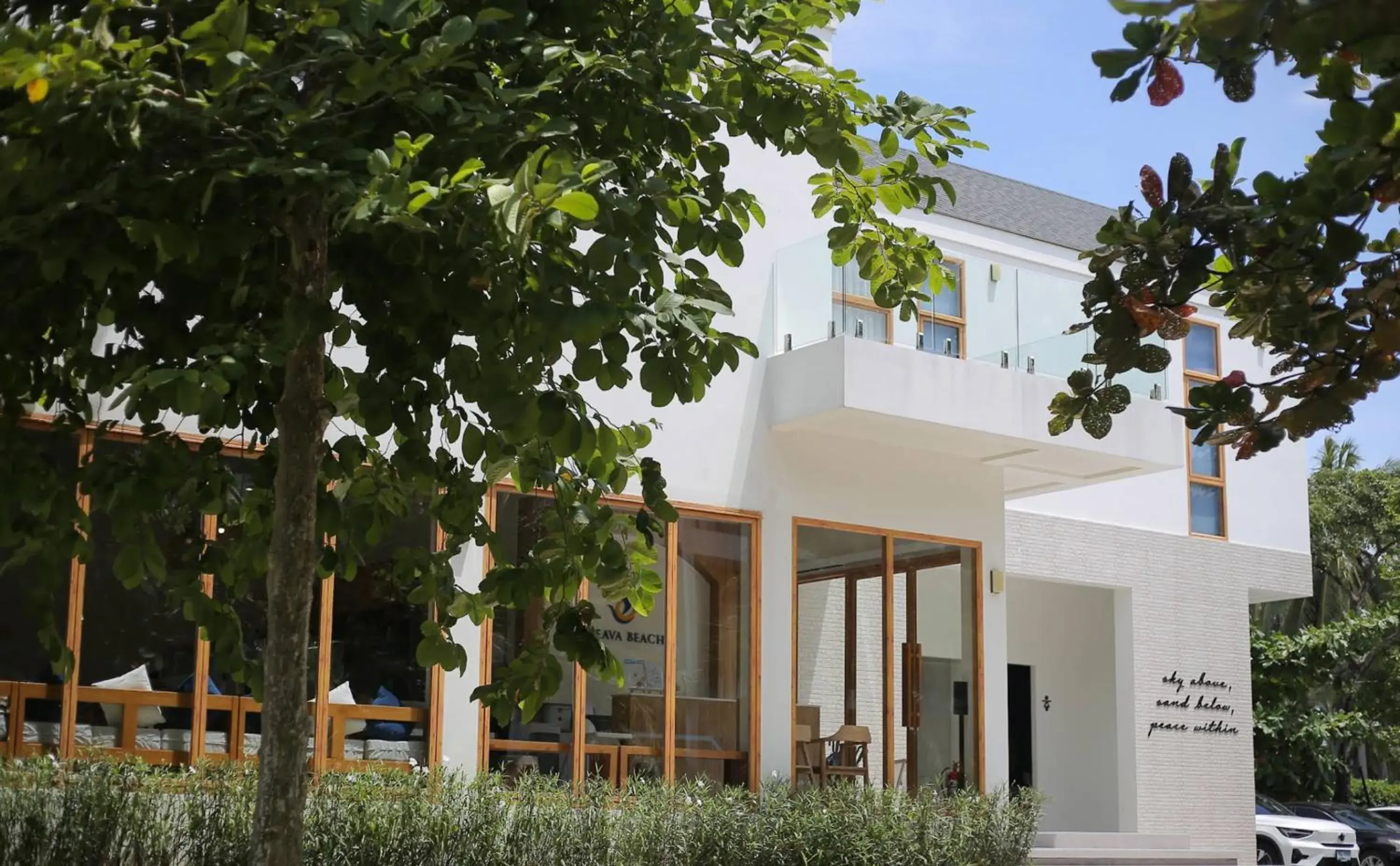 Property building in Seava Beach Property building in Seava Beach