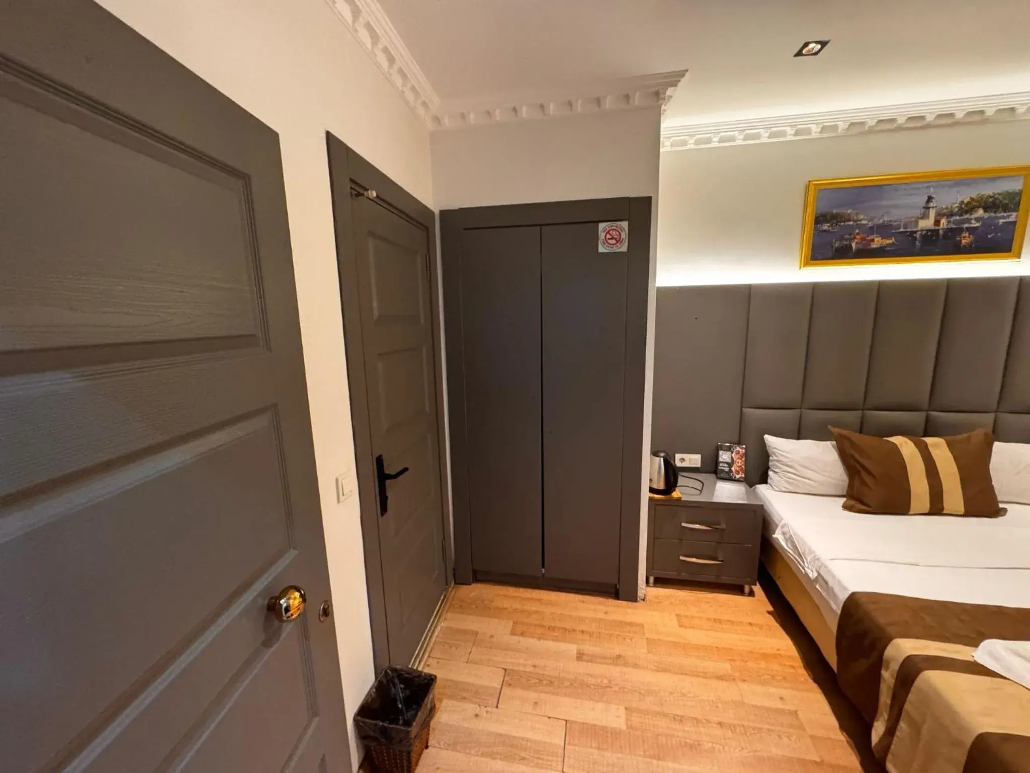 wardrobe, Bed in Blue Istanbul Hotel Taksim wardrobe, Bed in Blue Istanbul Hotel Taksim