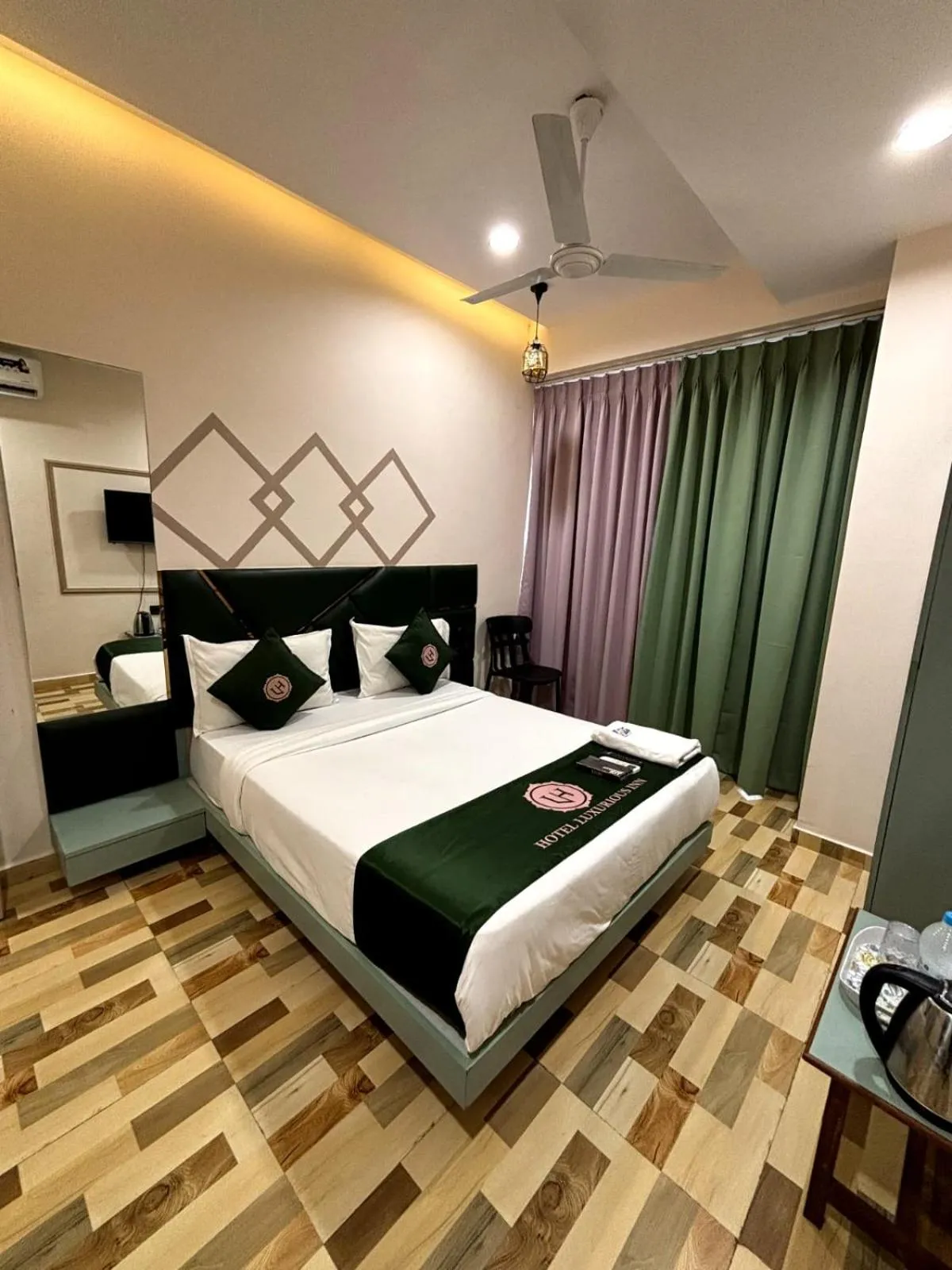 Photo of the whole room, Bed in Hotel Luxurious Inn