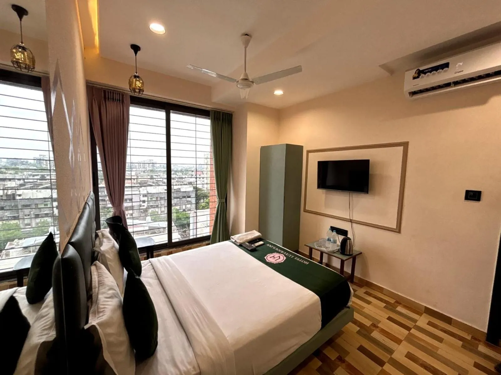 TV and multimedia, Bed in Hotel Luxurious Inn