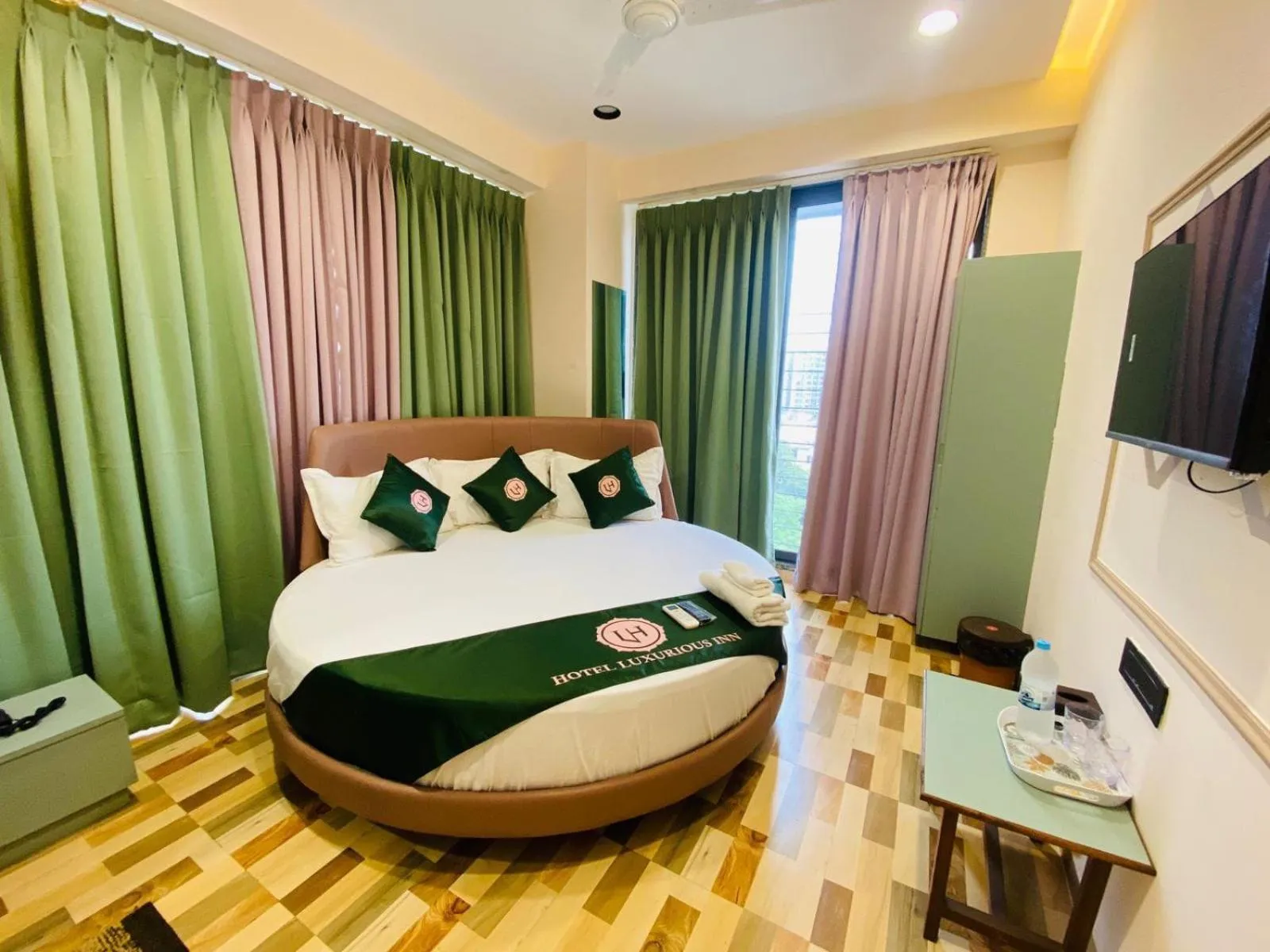 Photo of the whole room, Bed in Hotel Luxurious Inn