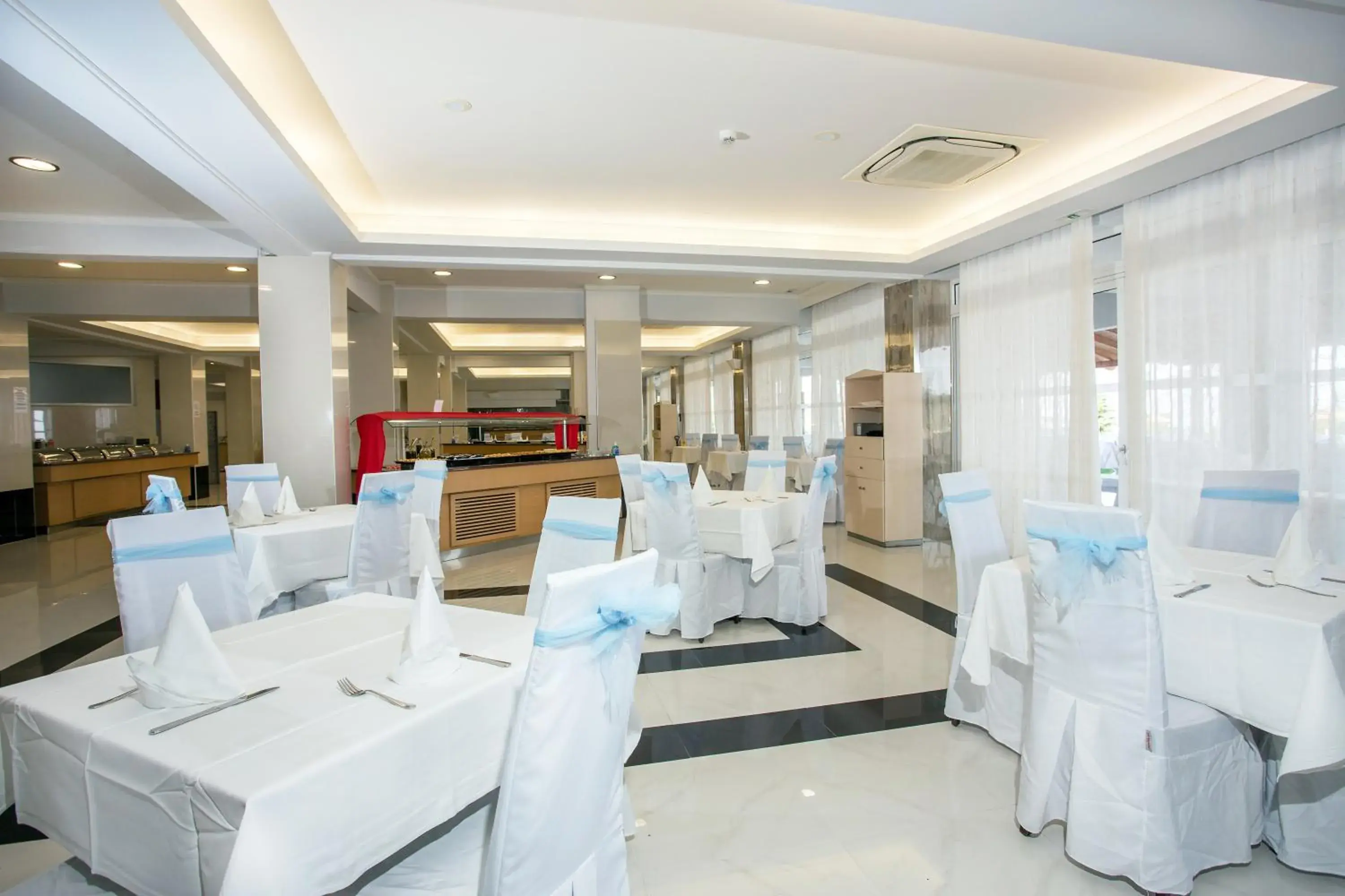 Restaurant/places to eat in Grand Blue Beach Hotel Restaurant/places to eat in Grand Blue Beach Hotel
