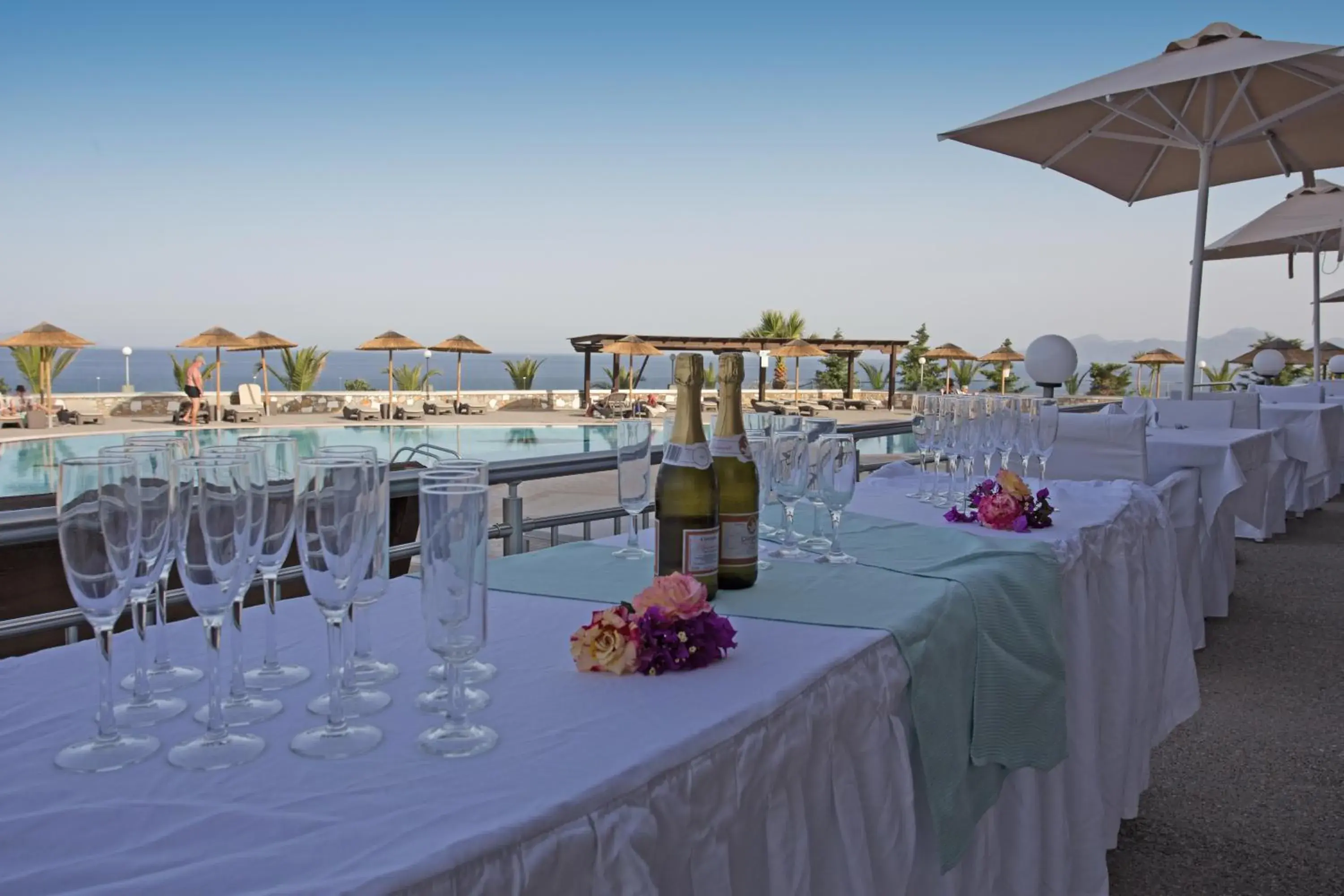 Restaurant/places to eat in Grand Blue Beach Hotel Restaurant/places to eat in Grand Blue Beach Hotel