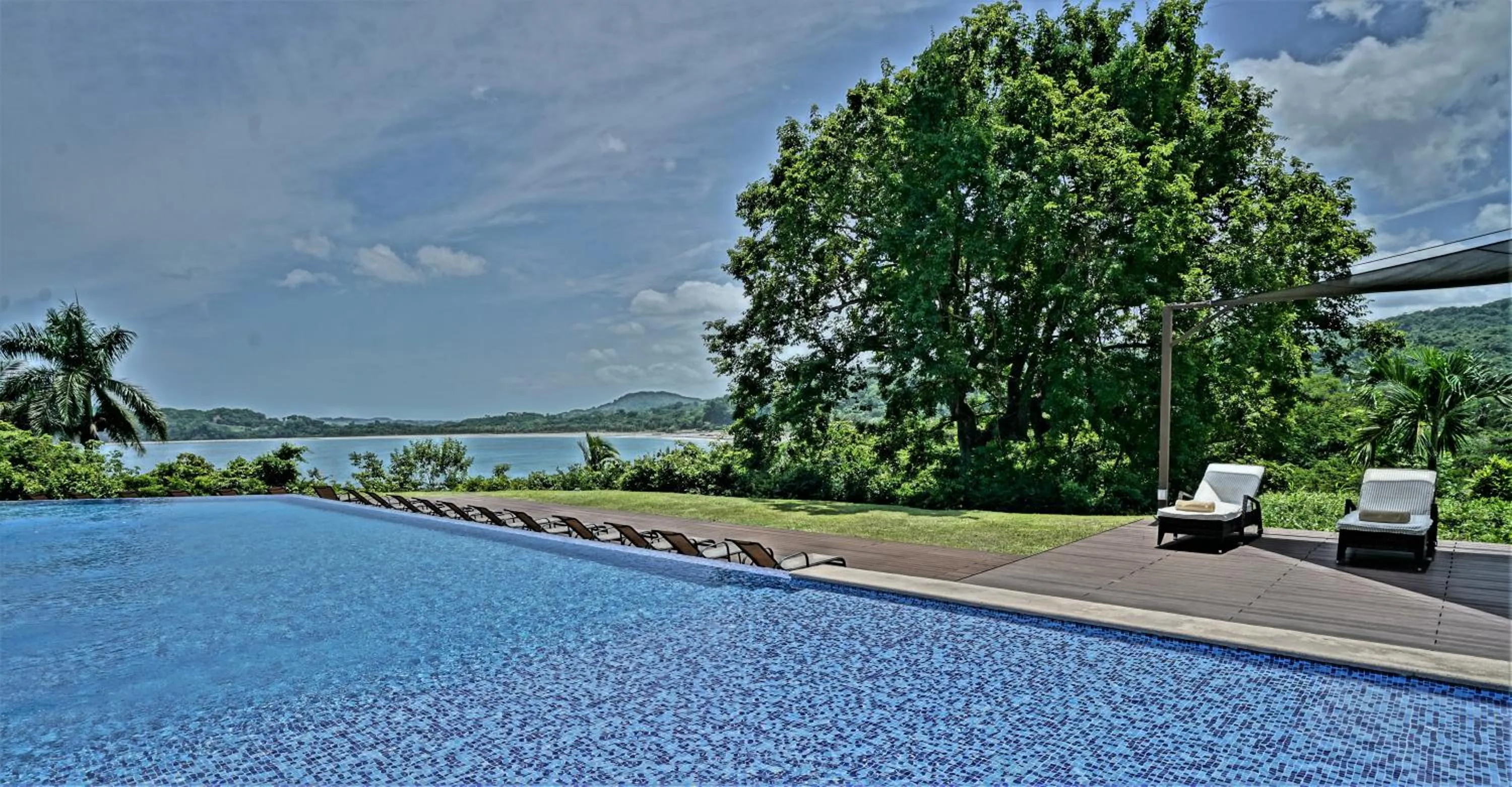 Swimming pool in Nammbú Beach Front Bungalows
