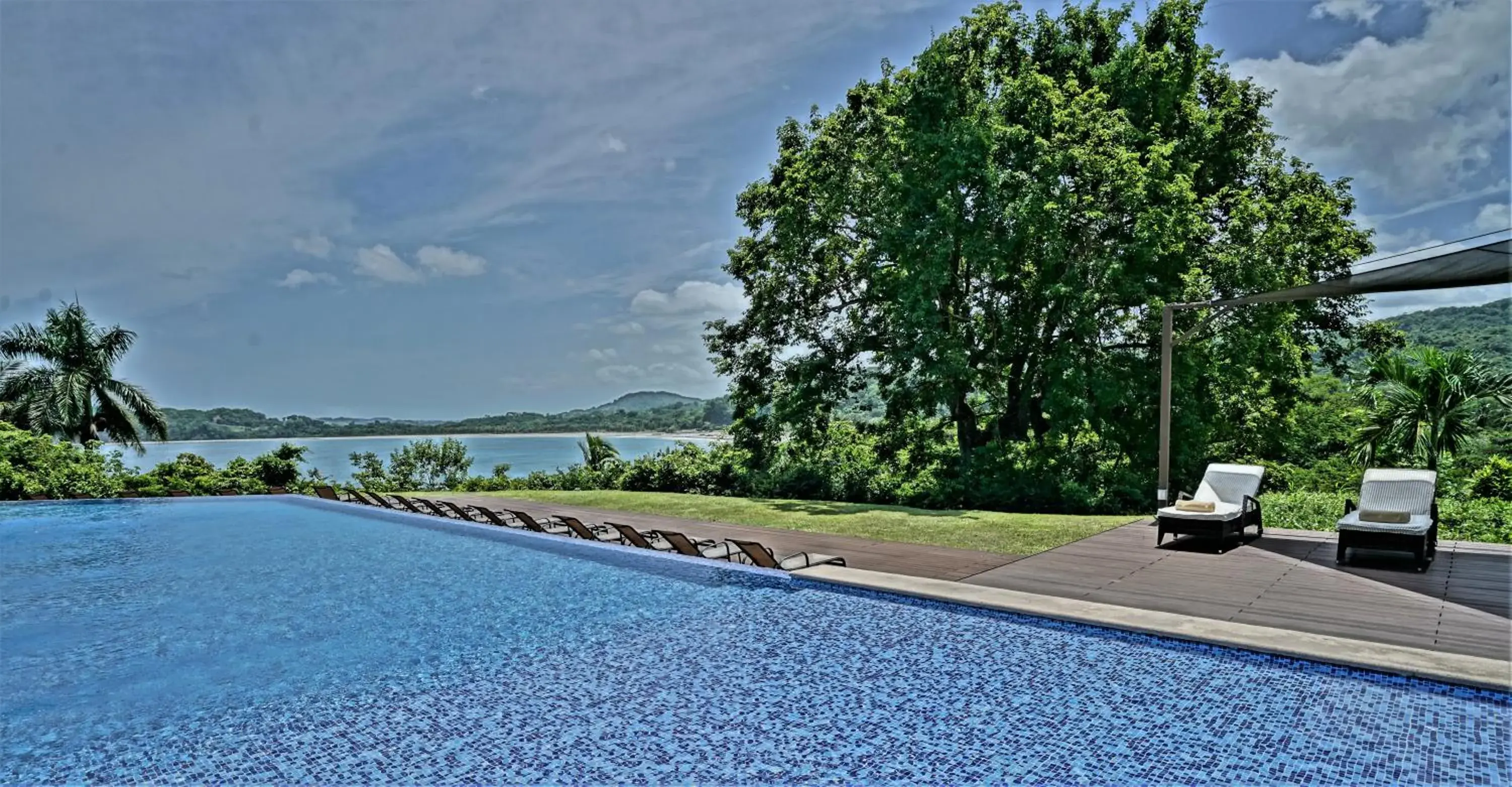 Swimming pool in Nammbú Beach Front Bungalows Swimming pool in Nammbú Beach Front Bungalows
