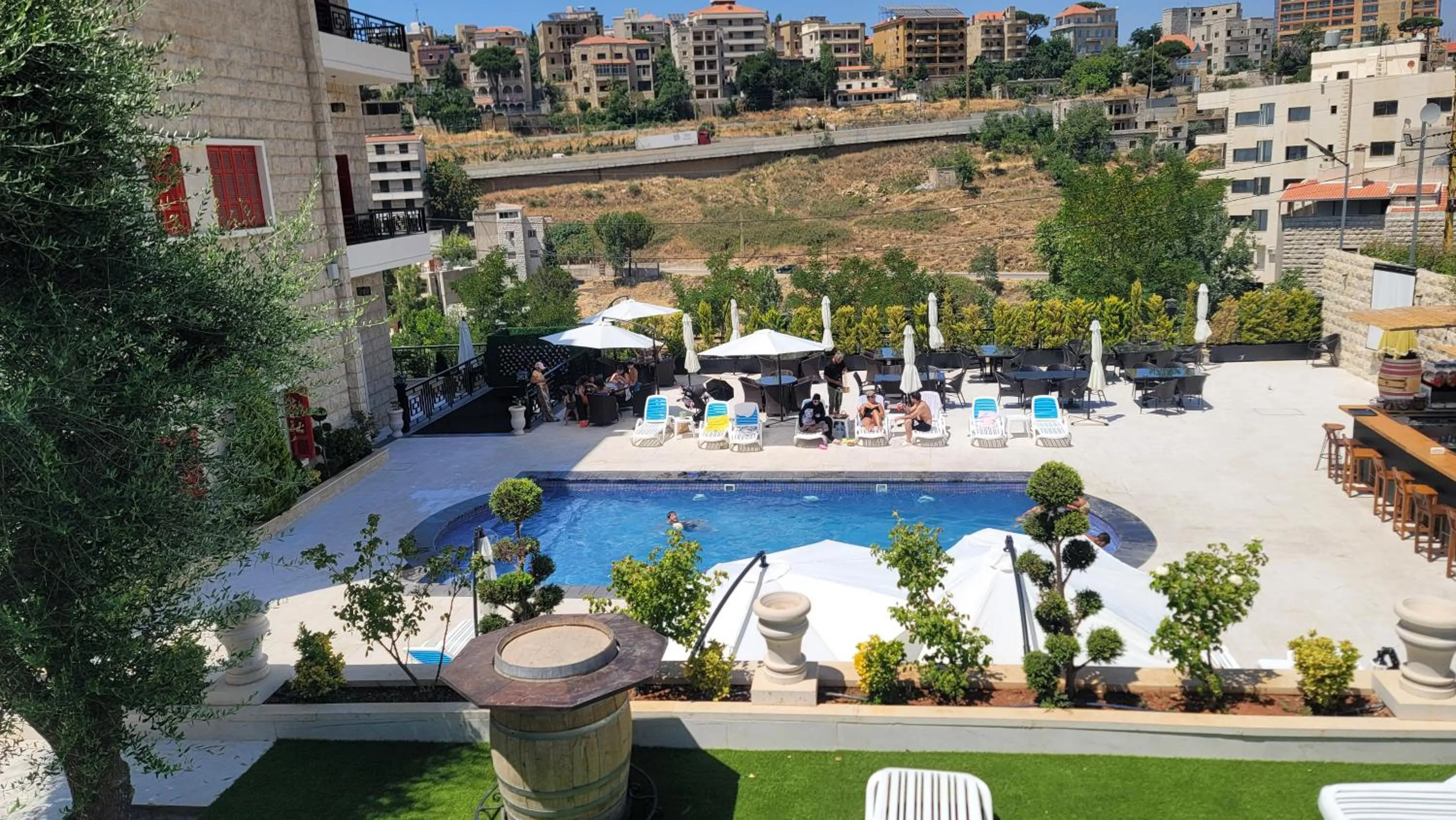 Swimming pool in Terminal K Bhamdoun Hotel