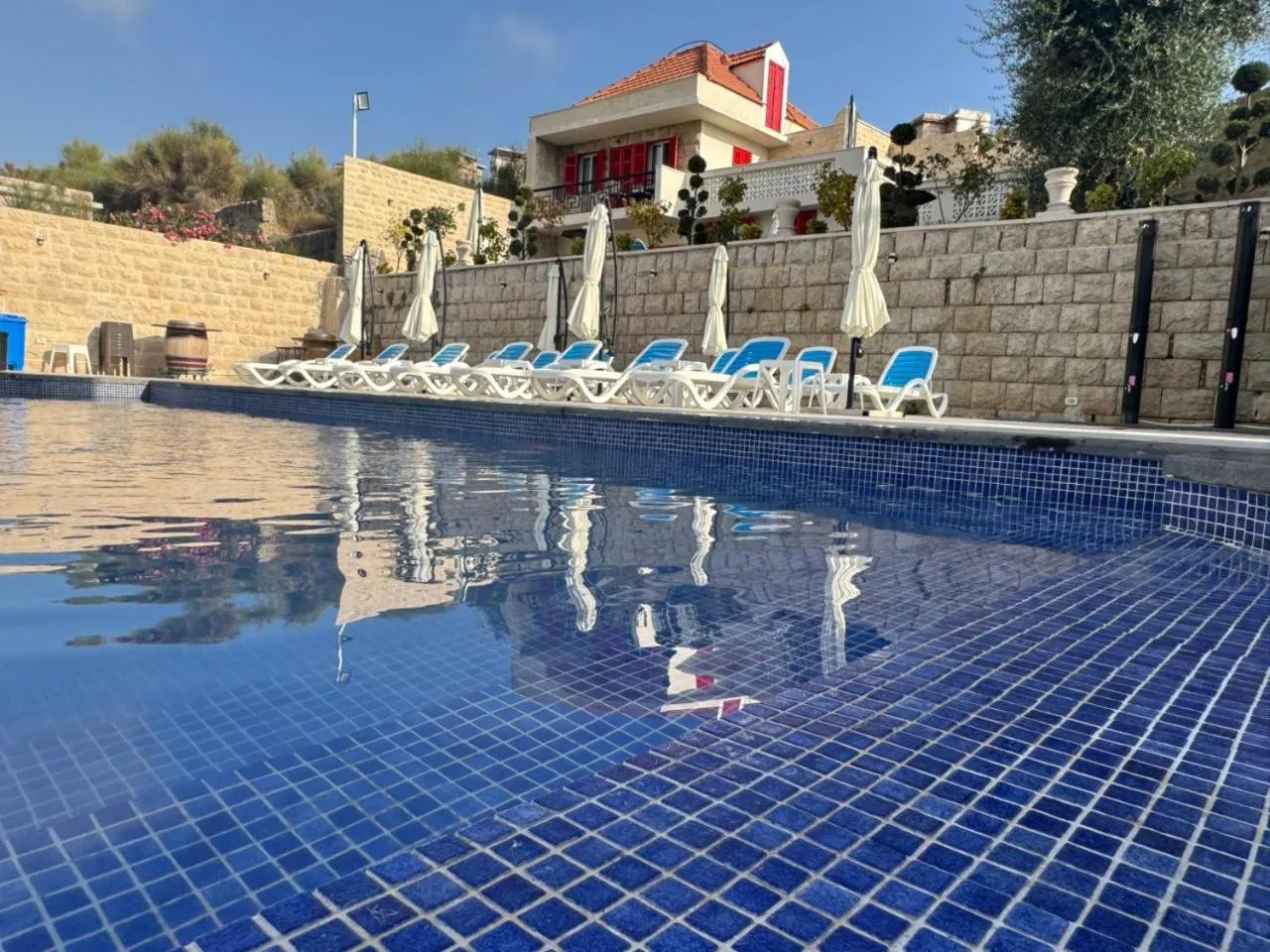 Swimming pool in Terminal K Bhamdoun Hotel