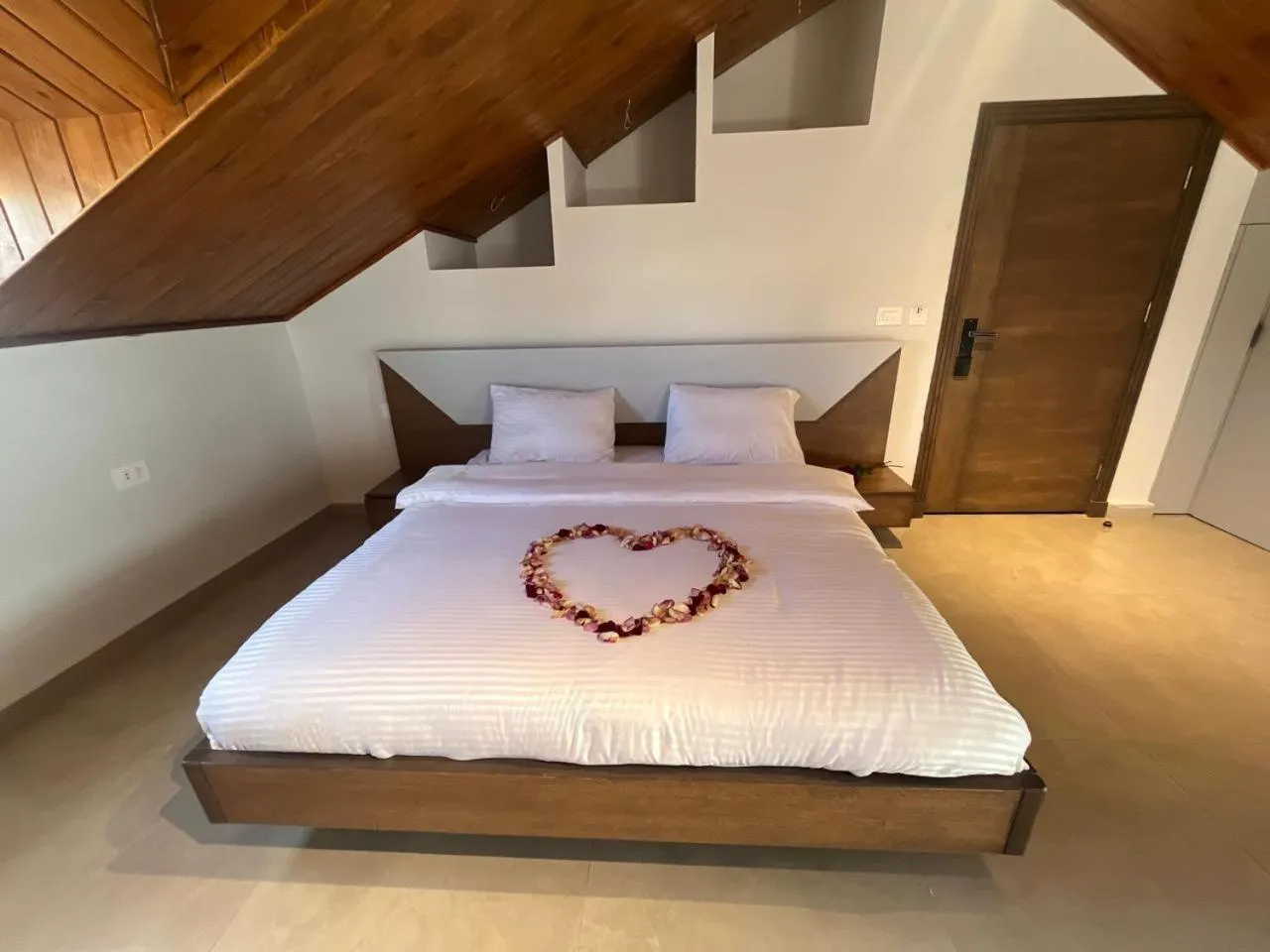 Bed in Terminal K Bhamdoun Hotel
