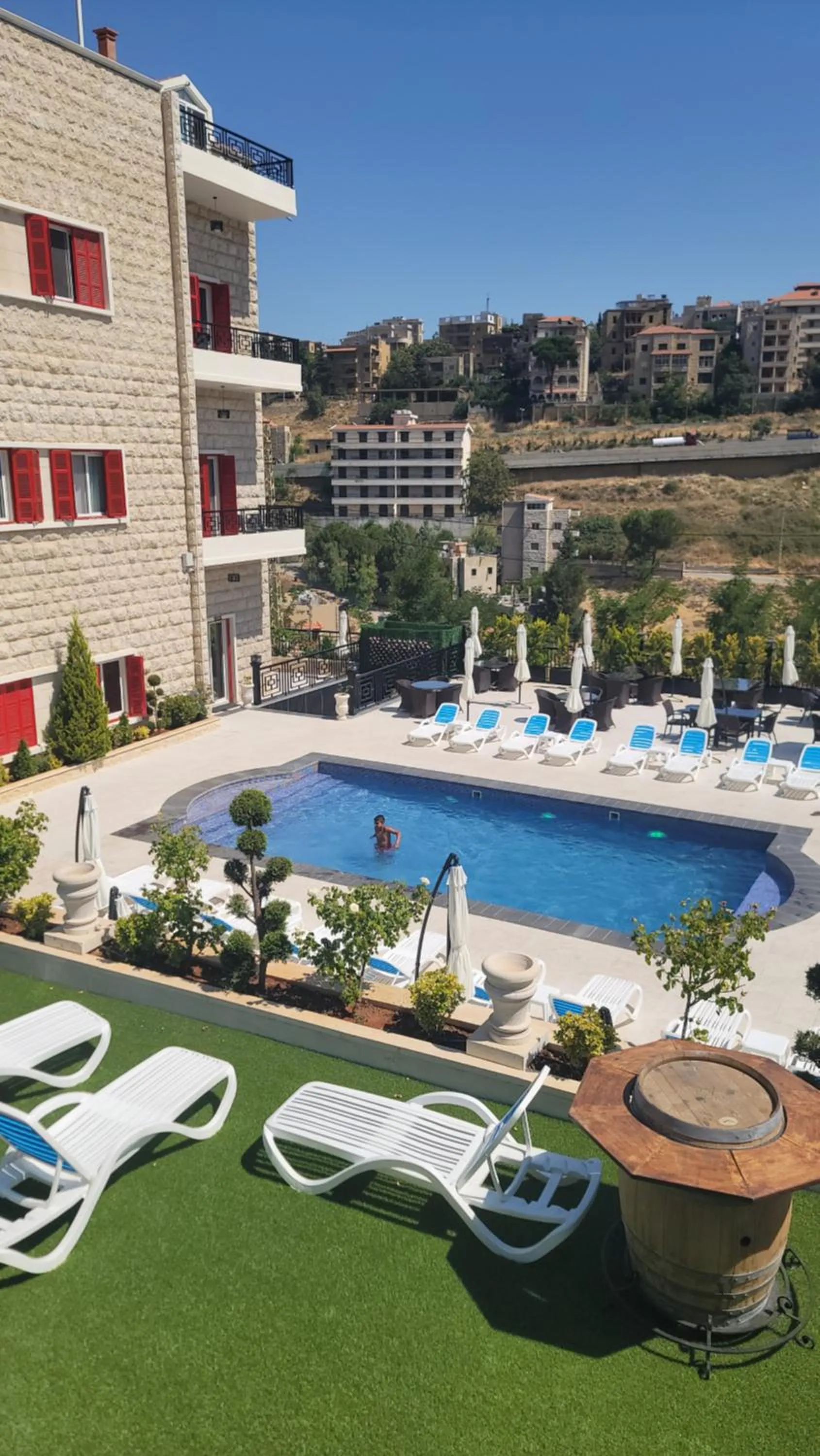 Swimming pool in Terminal K Bhamdoun Hotel